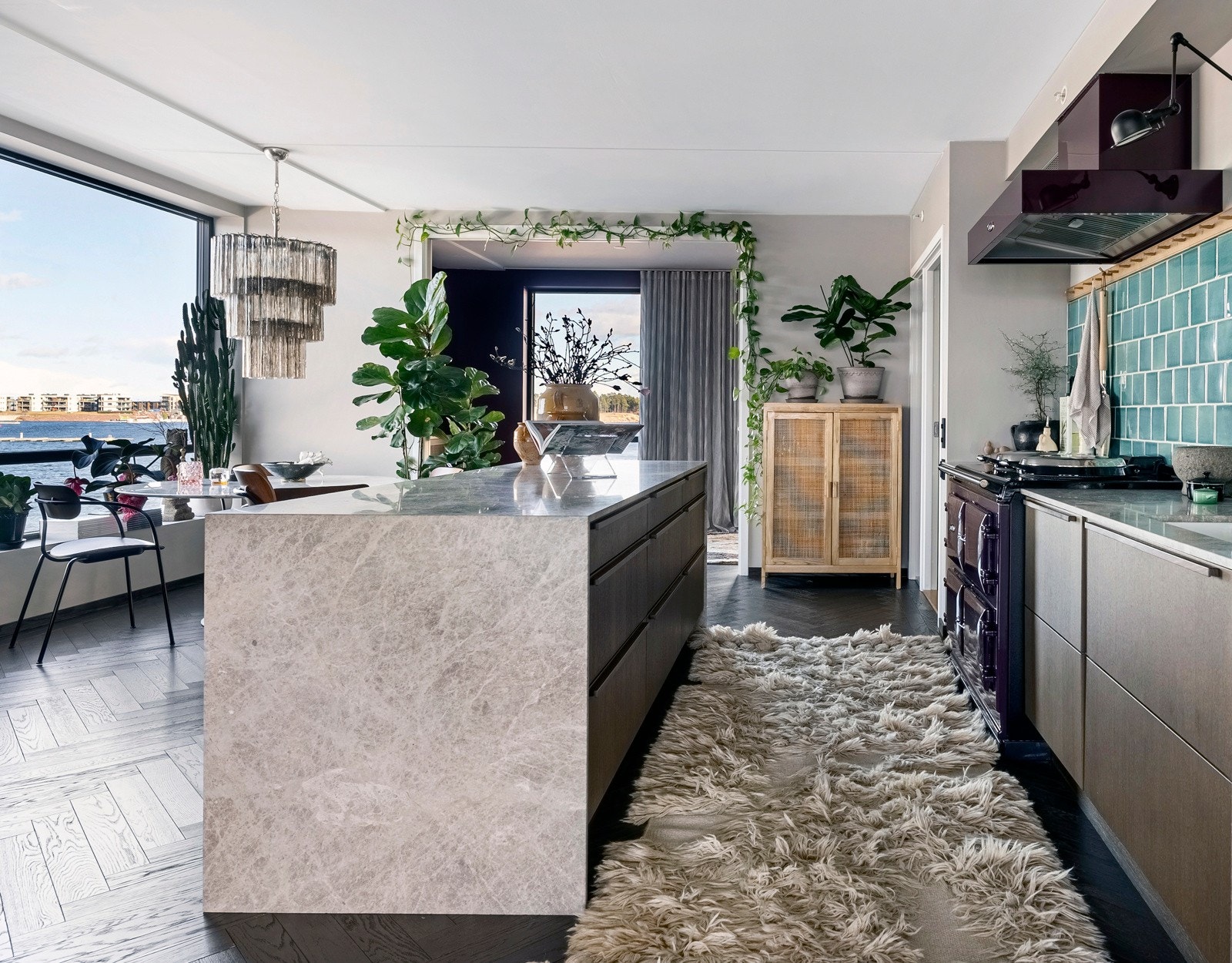 Vakre fliser over benken, type Aqua Stone Lustre, levert av Fired Earth. Galleribilde