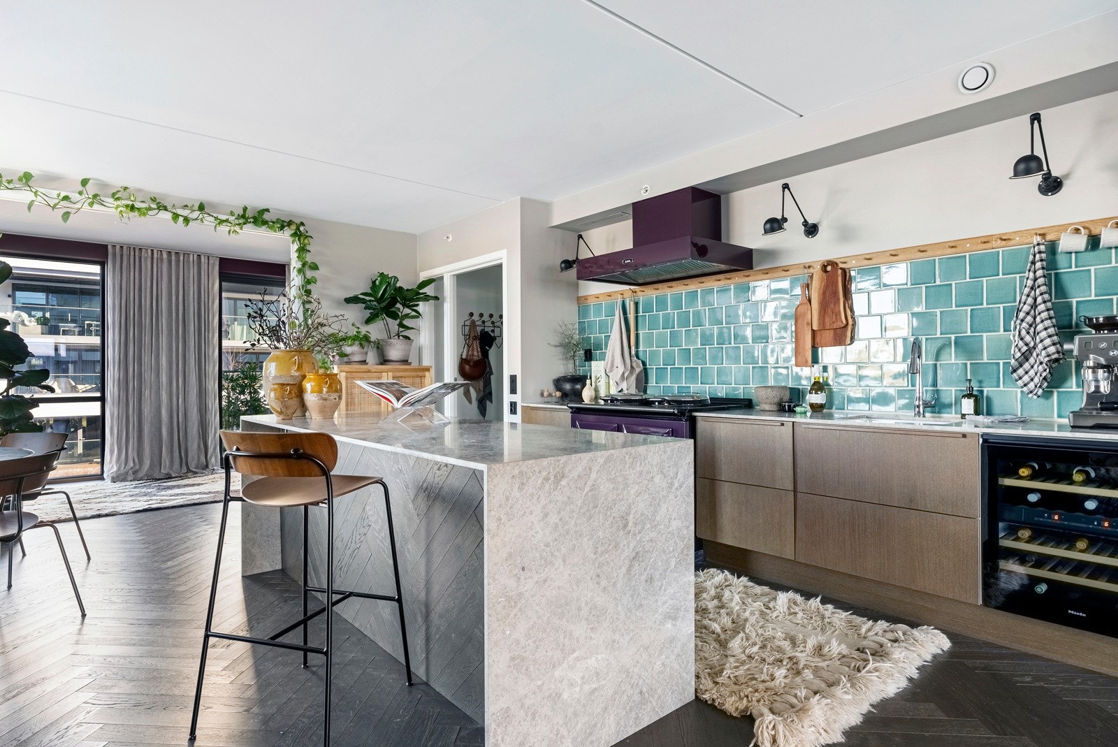 Stor og praktisk arbeidsøy - en ideell plass for baking og kokkelering. Galleribilde