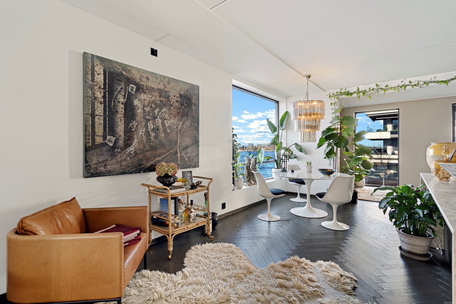 Spiseplass i tilknytning til kjøkkenet - her kan man dekke til hyggelige lag for familie venner. Galleribilde