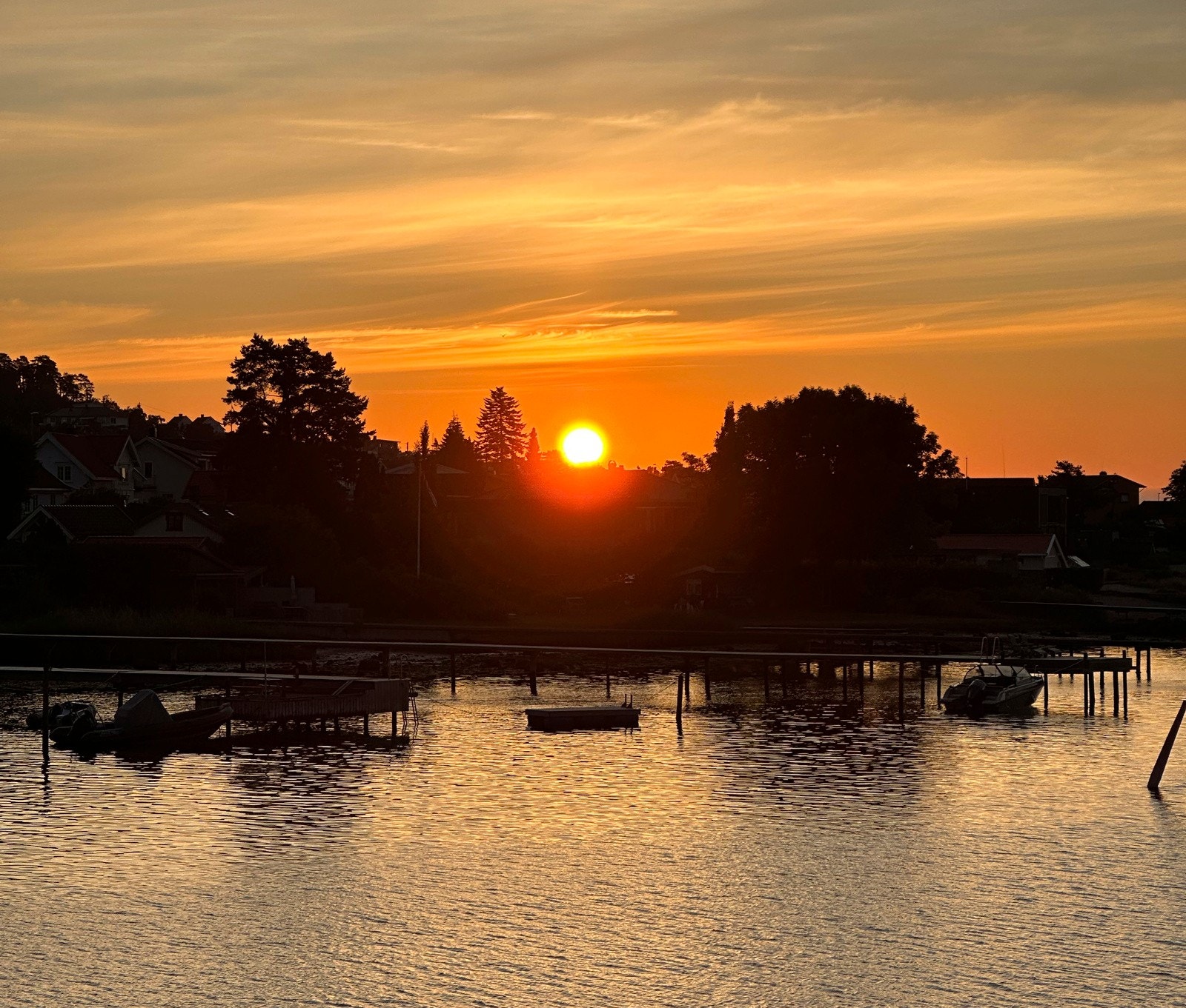 Fra terassen kan man nyte soloppgangen og magiske solnedganger Galleribilde