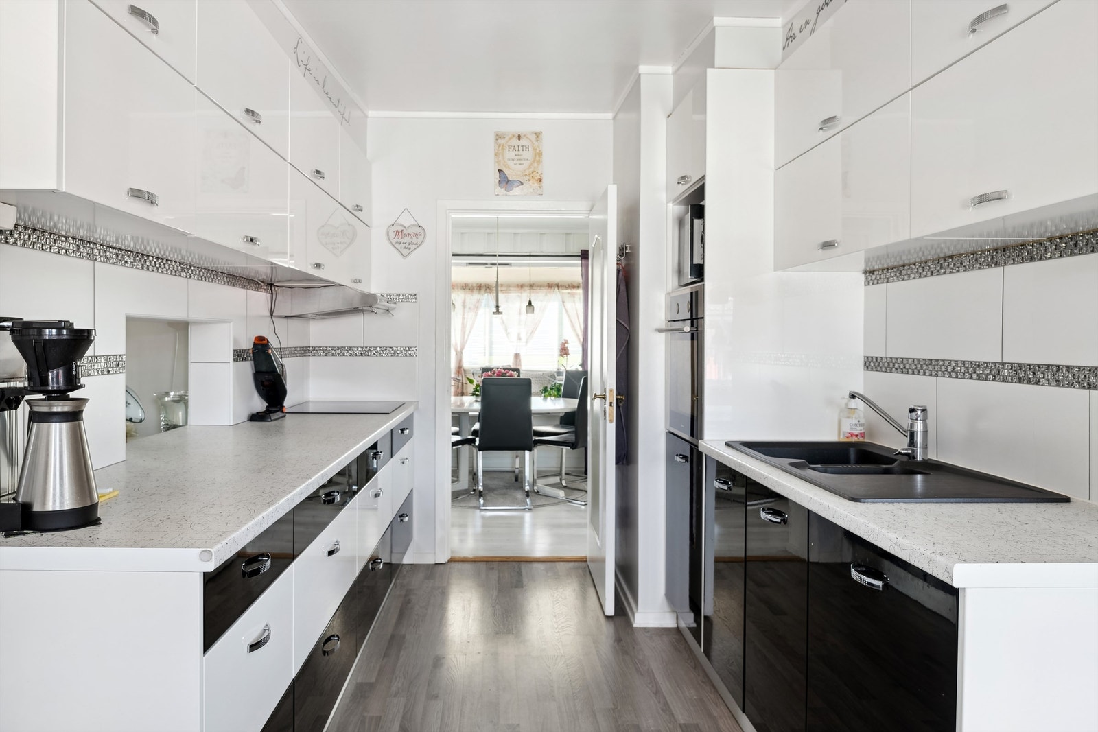 Kjøkkenet har plassbygget innredning fra 2015 med høyglans fronter og laminerte skrog. Benkeplate i laminat, oppvaskkum og benkebeslag i kompositt Galleribilde