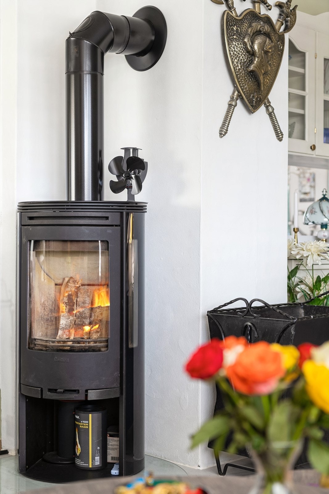 Det er vedovn i stuen for god tilleggsvarme Galleribilde