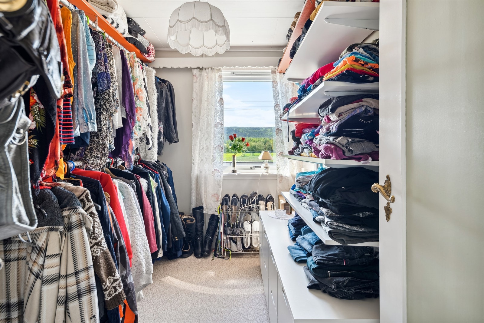 Rom innredet som klesrom Galleribilde