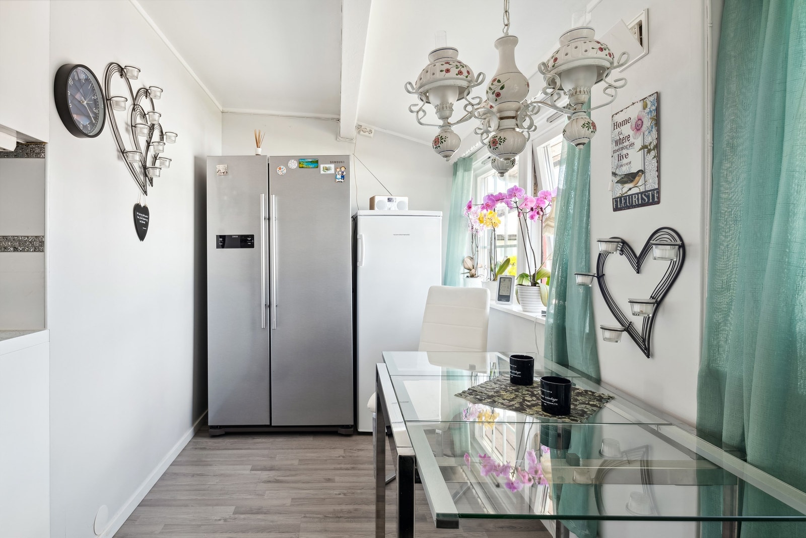 Plass til en liten spiseplass på kjøkkenet Galleribilde