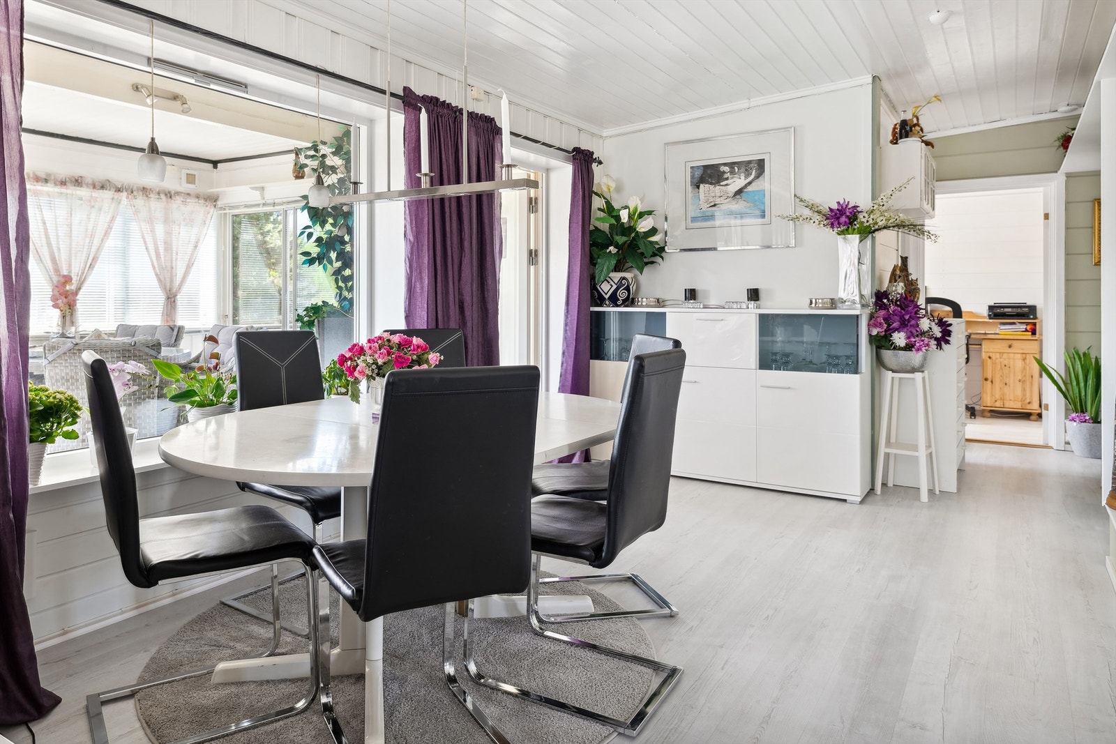 Fra stuen er det utgang til den innglassede terrassen som blir som en ekstra stue Galleribilde