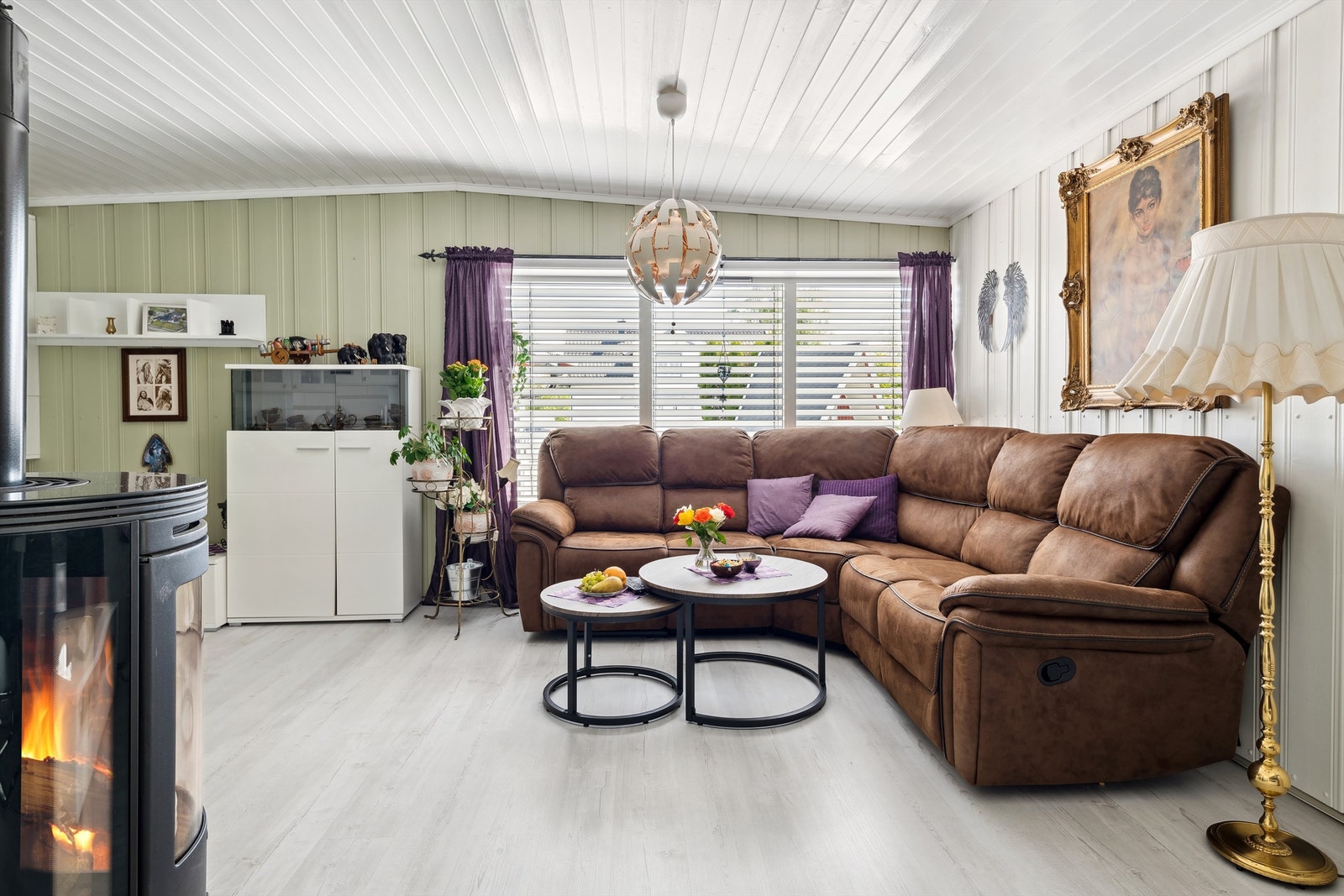 Stuen er i vinkel og har flere møbleringsmuligheter Galleribilde