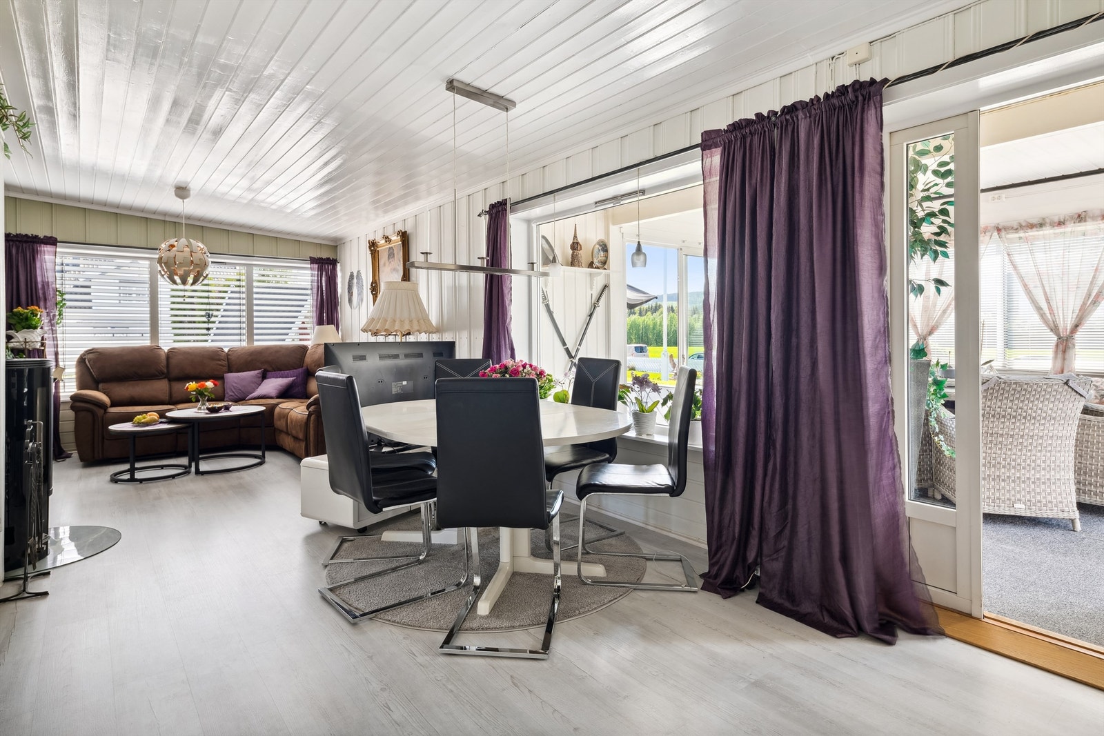 Her er det plass til både sofagruppe og spisestuemøblement Galleribilde