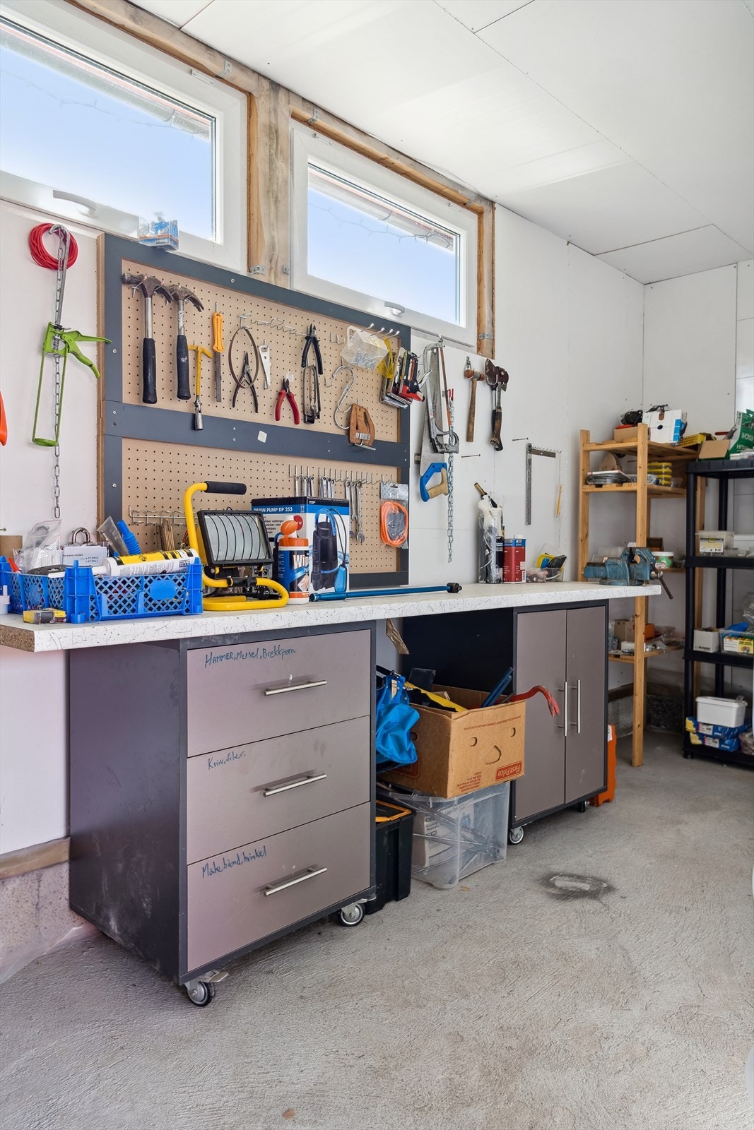 Hobbybod i bakkant. Galleribilde