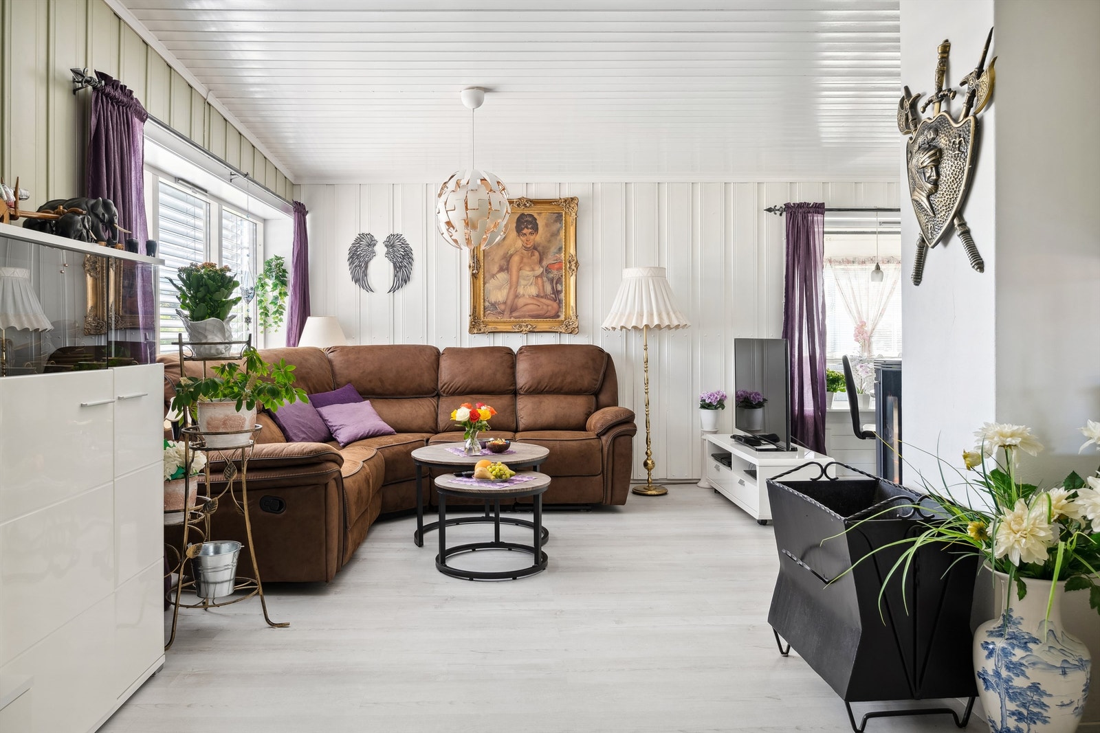 Stuen er malt i lyse fine farger Galleribilde