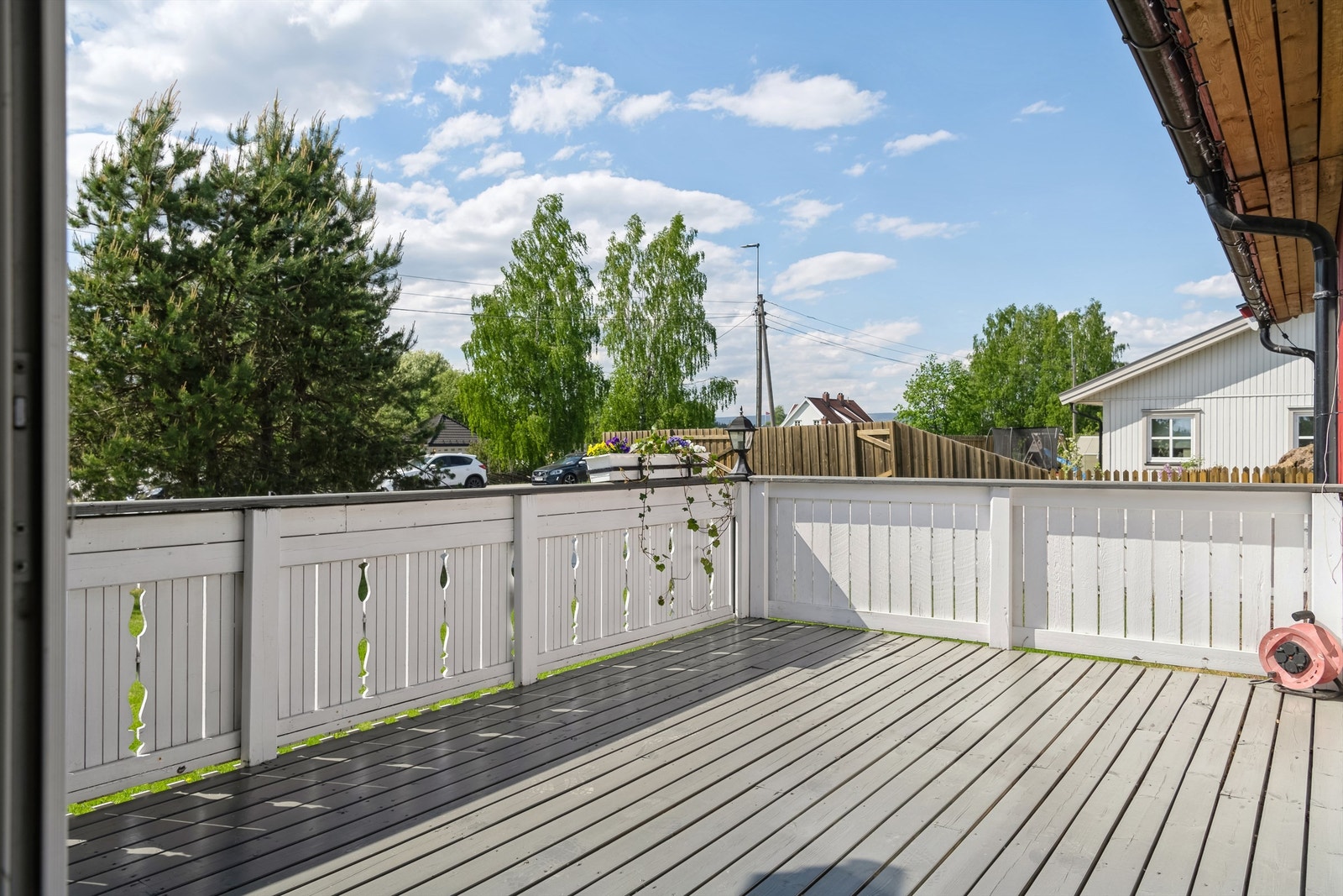 Terrasse med fin plass til utemøblement Galleribilde