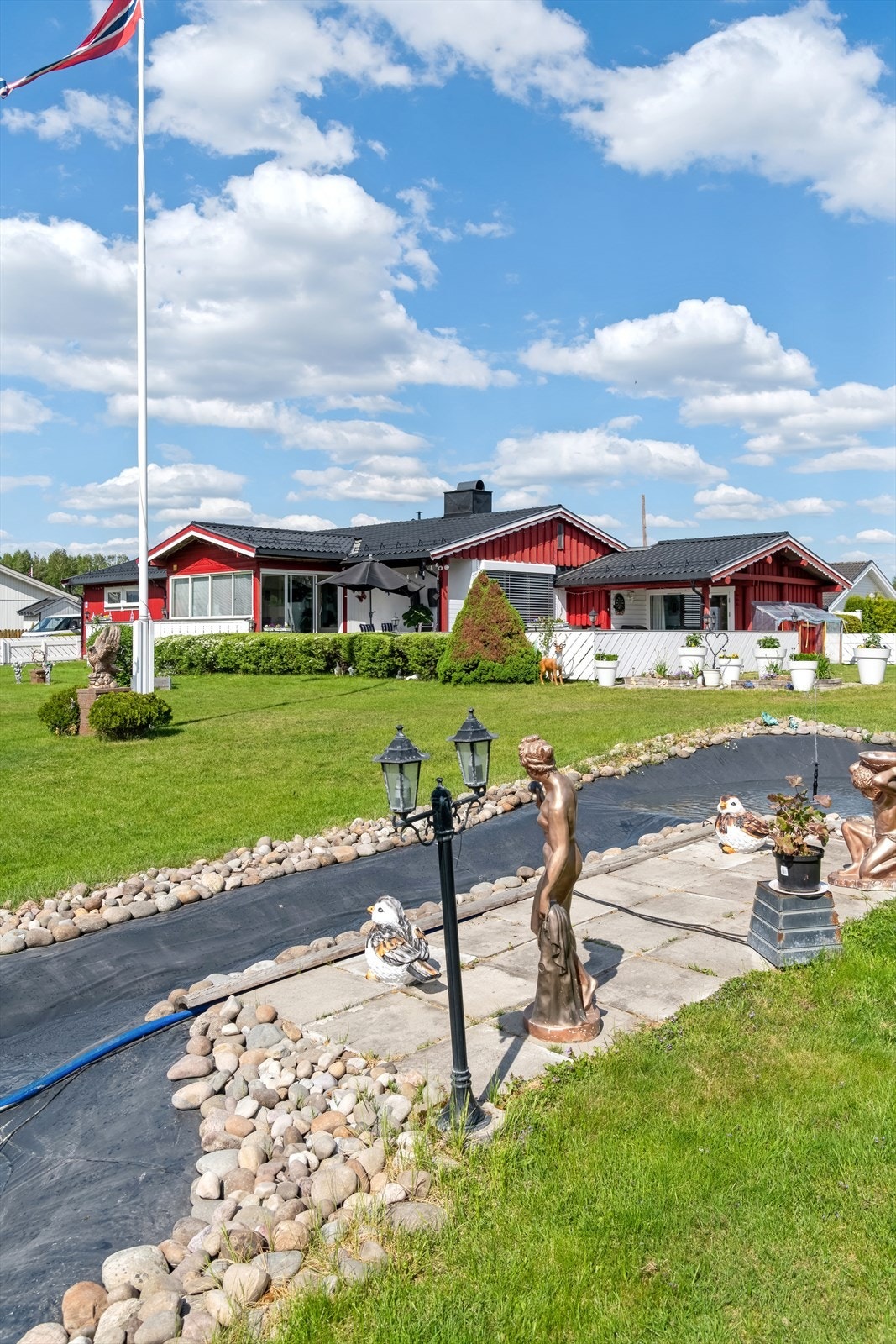 Kunstig bekk i hagen Galleribilde