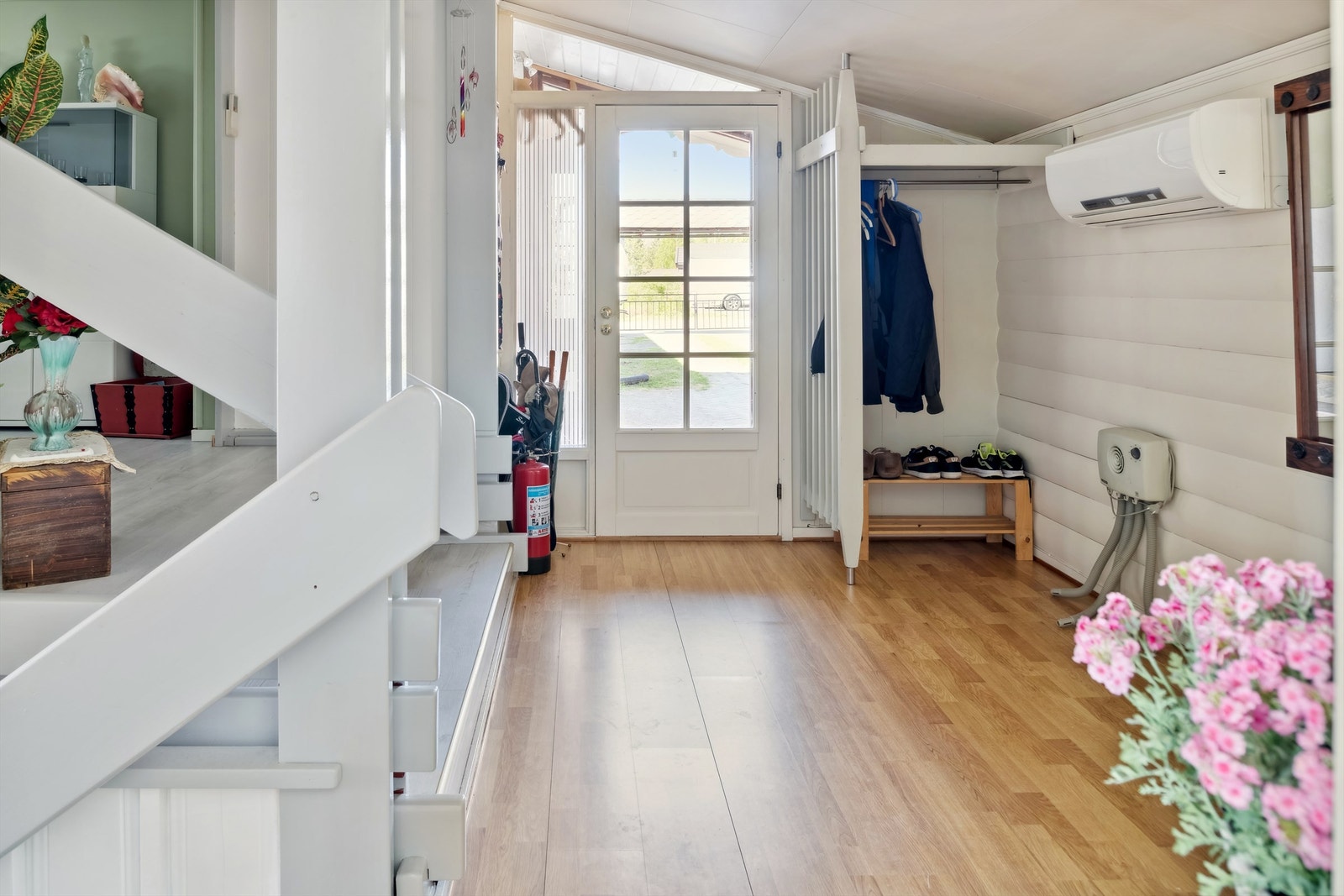 I gangen er det fin plass til å sette fra seg sko og yttertøy. Det er montert varmepumpe i gangen Galleribilde