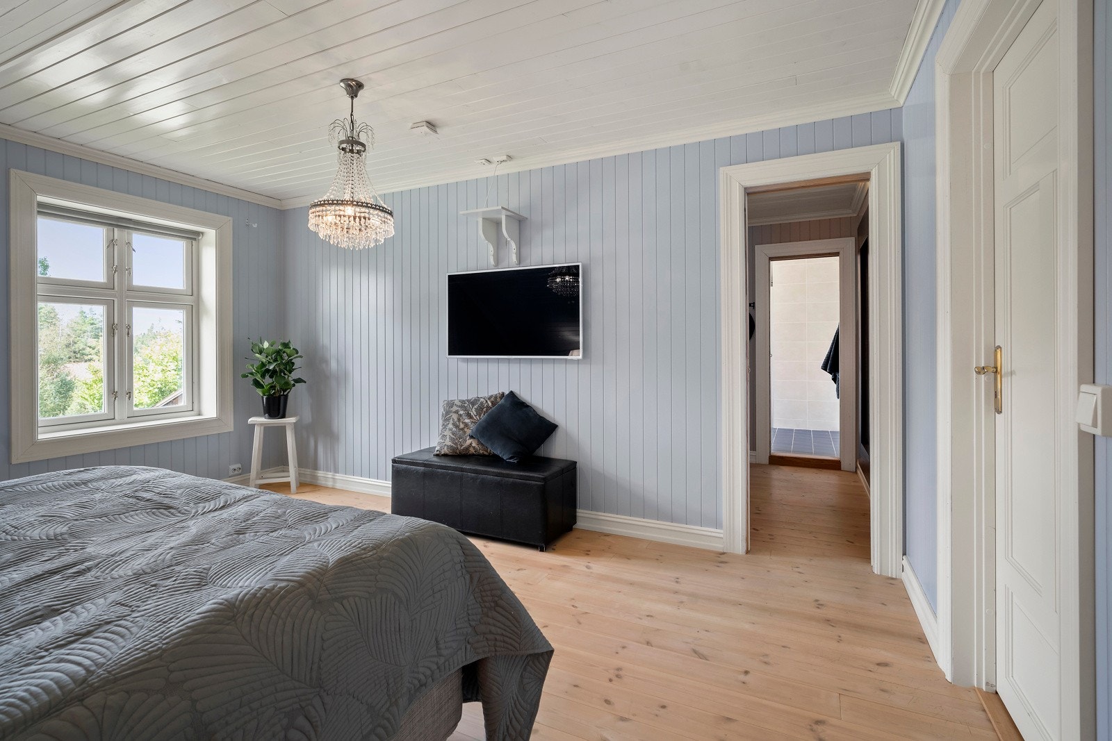 Romslig hovedsoverom med walk-in og adkomst til bad. Galleribilde