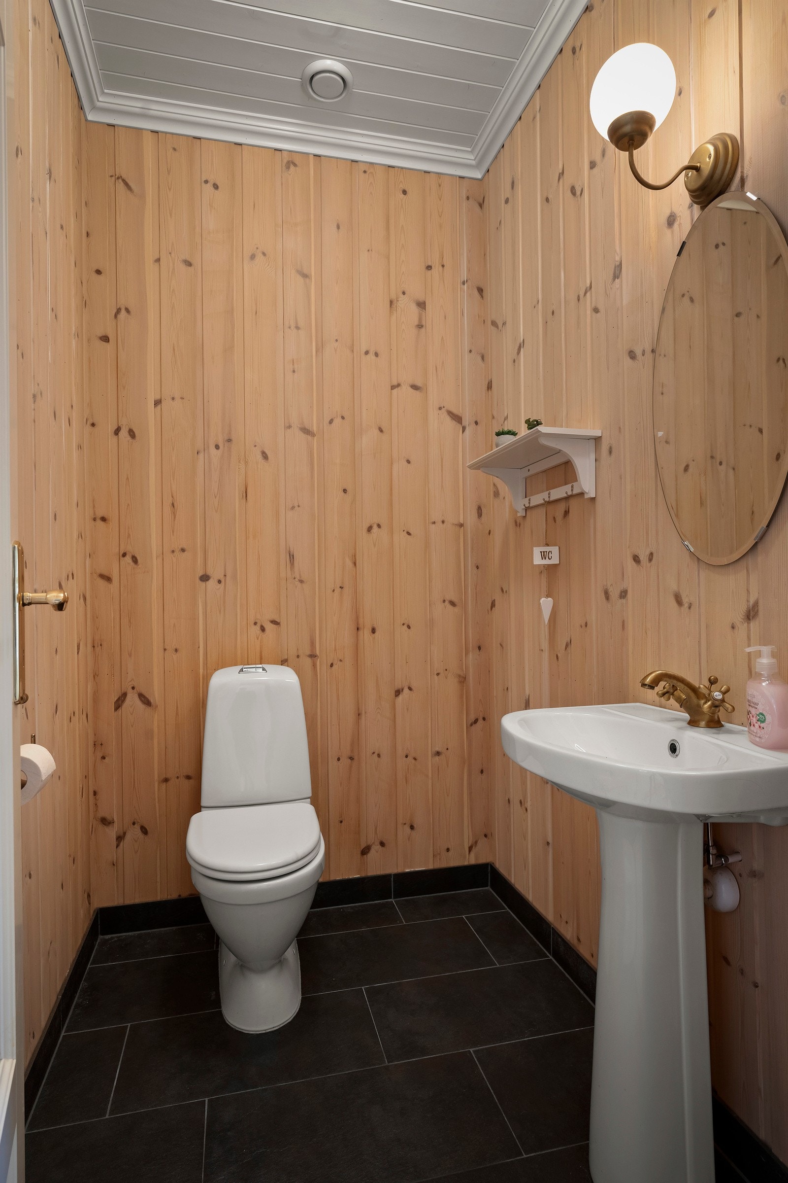 Separat toalettrom med wc og servant. Galleribilde
