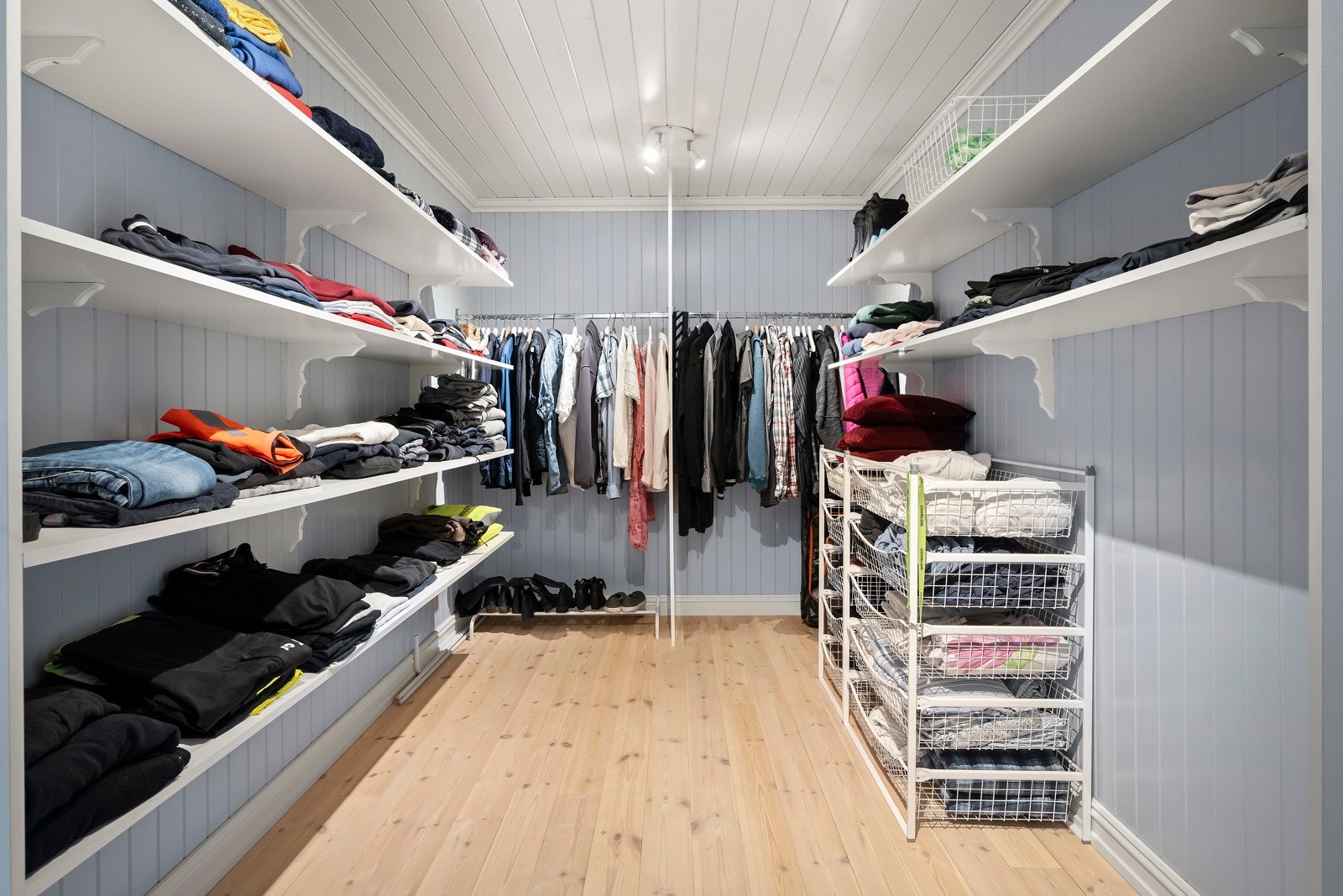 Walk-in closet tilknyttet hovedsoverommet. Galleribilde