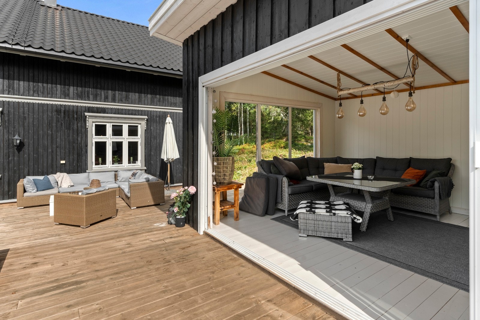 Hagestue med plass til sofa og møblering. Galleribilde