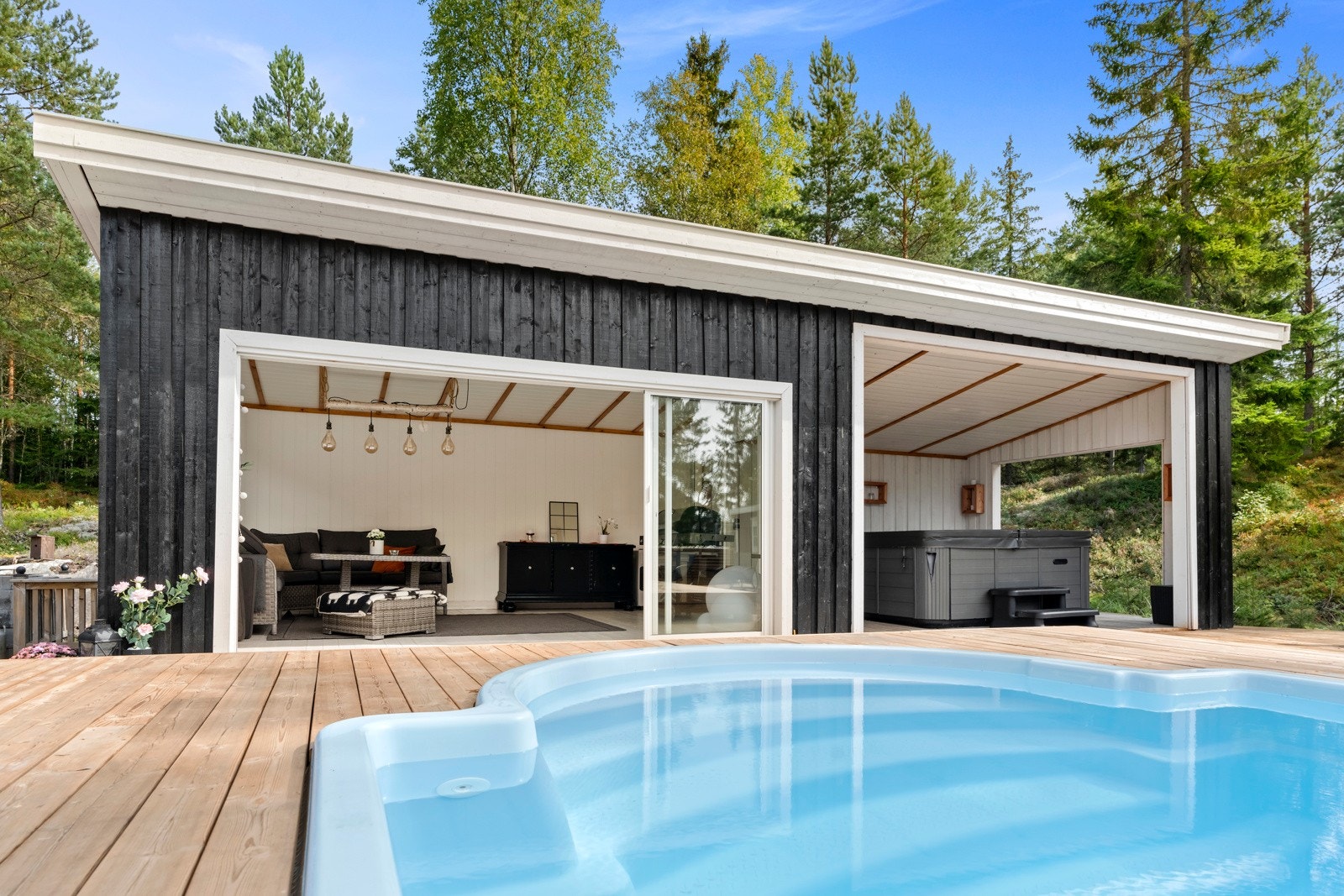 Svømmebasseng på 6,9 x 3,2 m med 1,55m dybde. Galleribilde