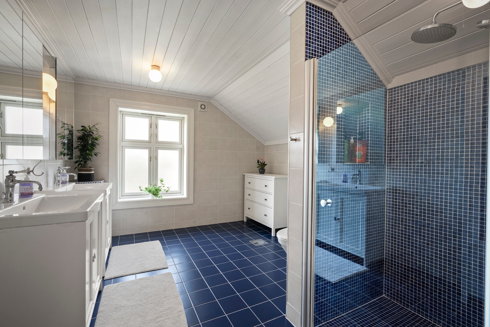 Badet har vannbåren gulvvarme. Galleribilde