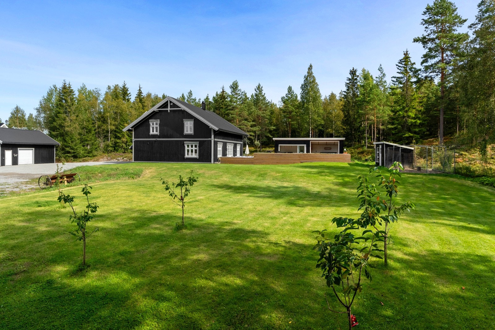 Meget pent opparbeidet og stor hage med plen og beplantninger. Galleribilde
