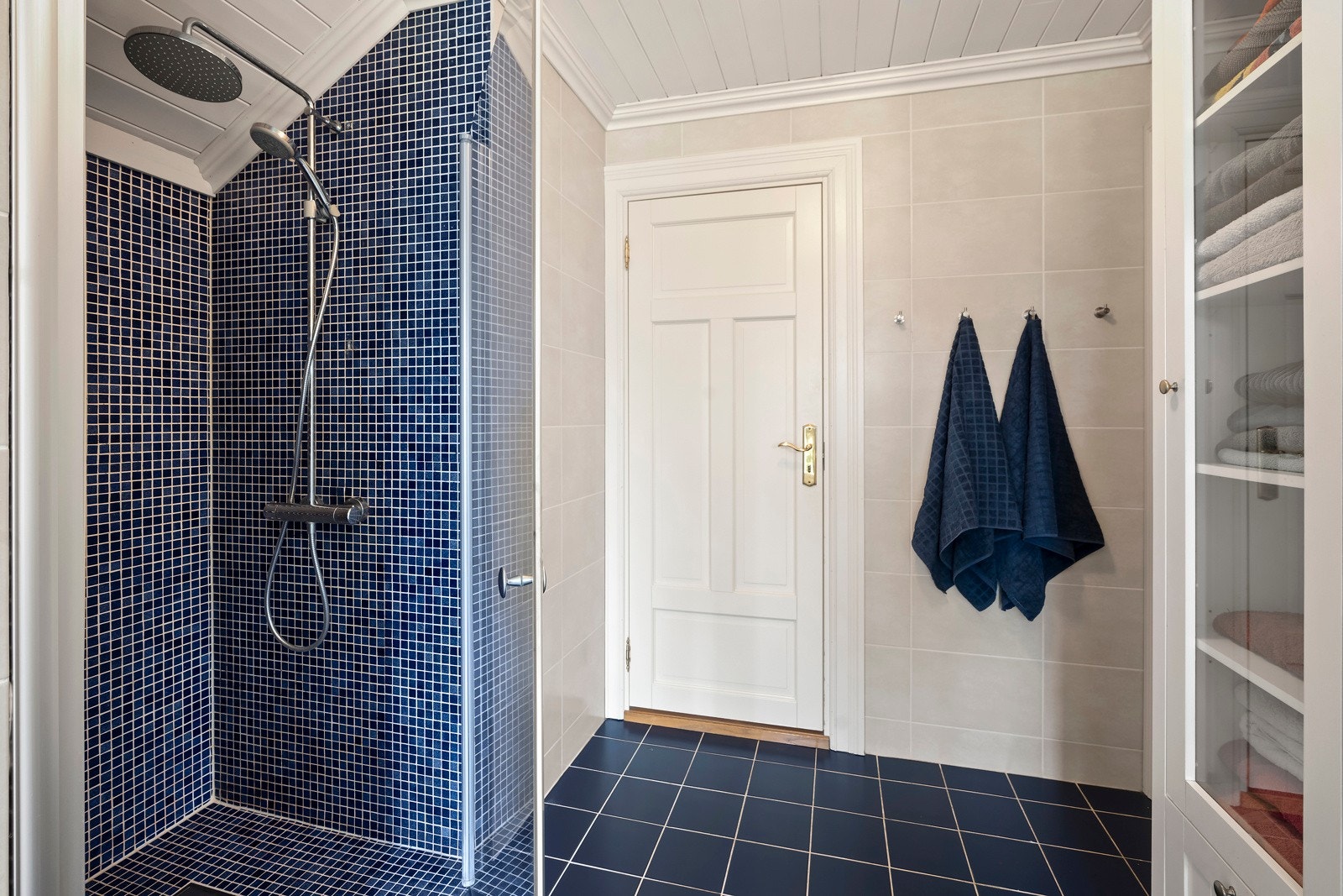 Lekkert helfliset bad med panelt himling. Galleribilde