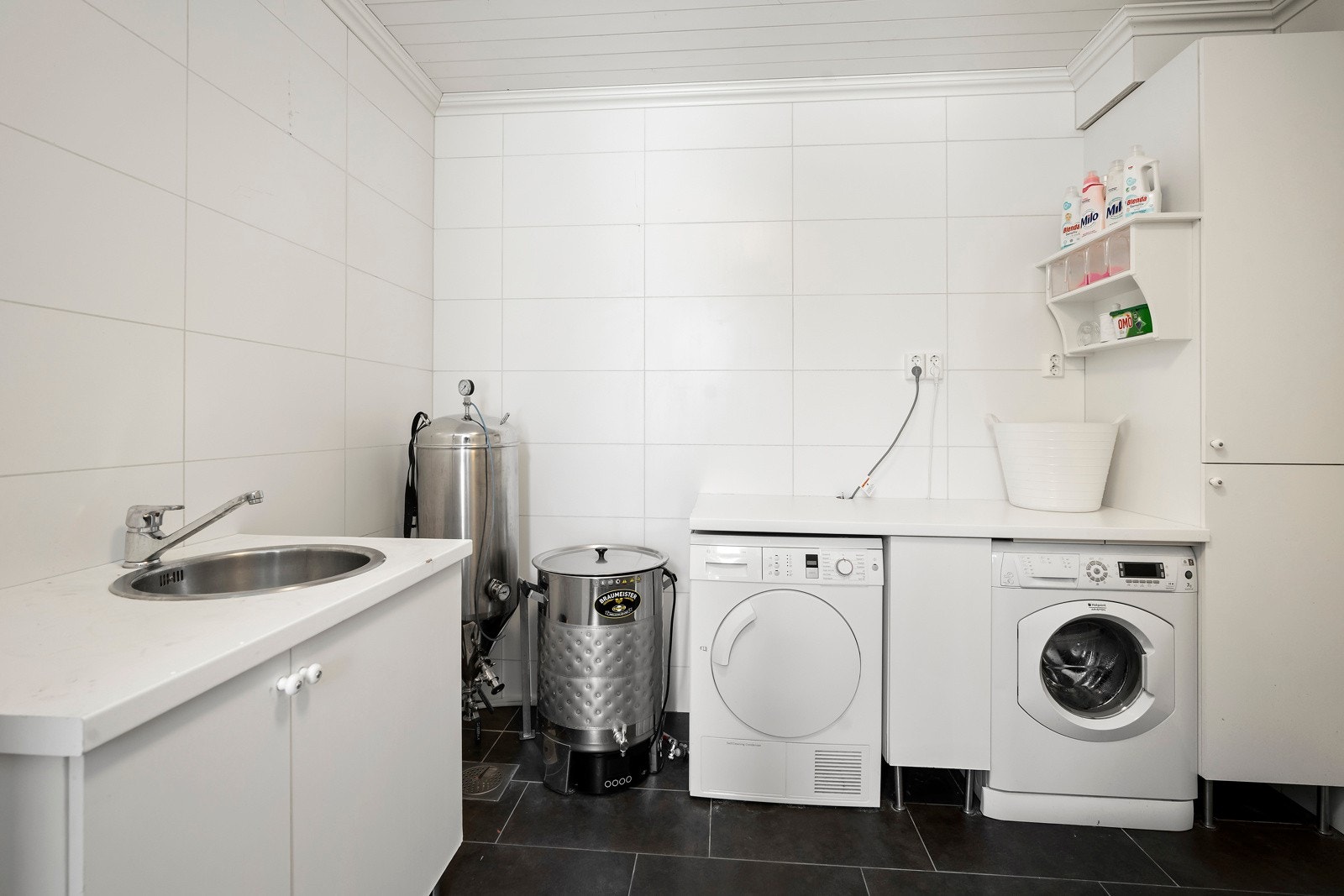 Praktisk vaskerom med skittentøysjakt ned fra badet over. Galleribilde