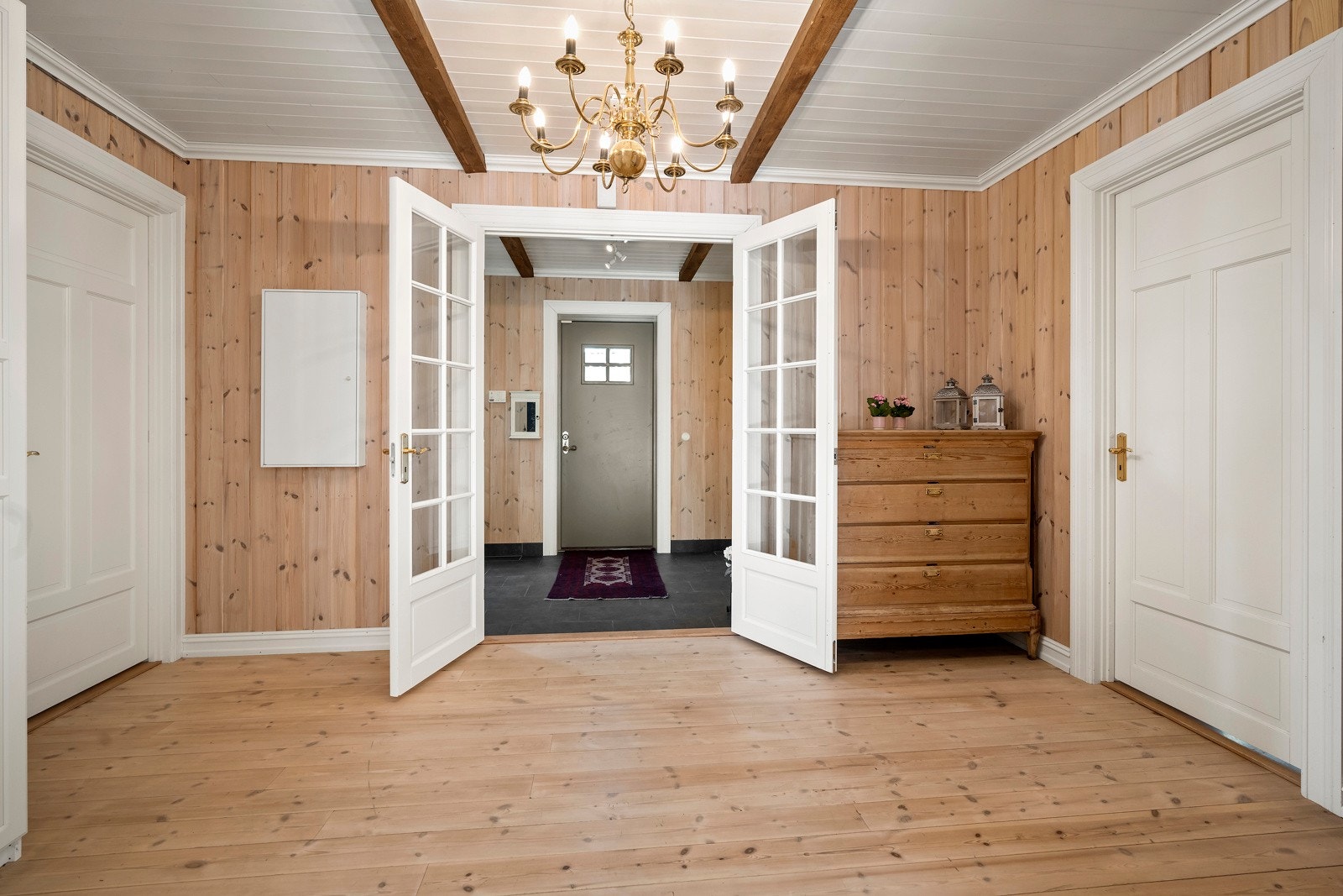 Romslig entré/gang med doble glassdører. Galleribilde