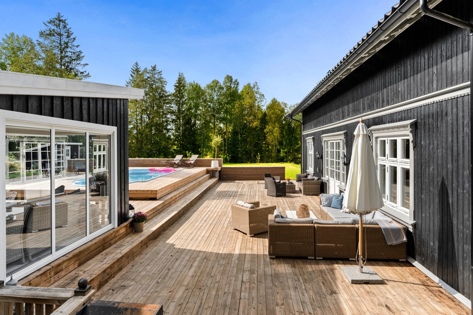 Terrassen har god plass til sittegrupper og spisemøblement i ulike soner. Galleribilde