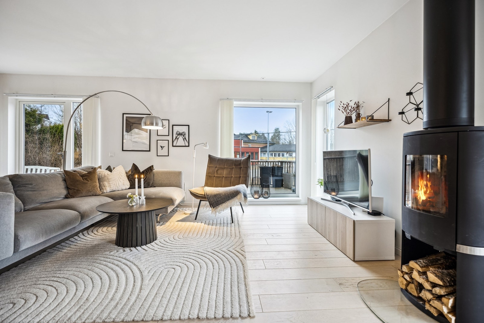 Stuen er av god størrelse med god plass til sofagruppe og spisemøblement i tilknytning til kjøkkenet. Galleribilde