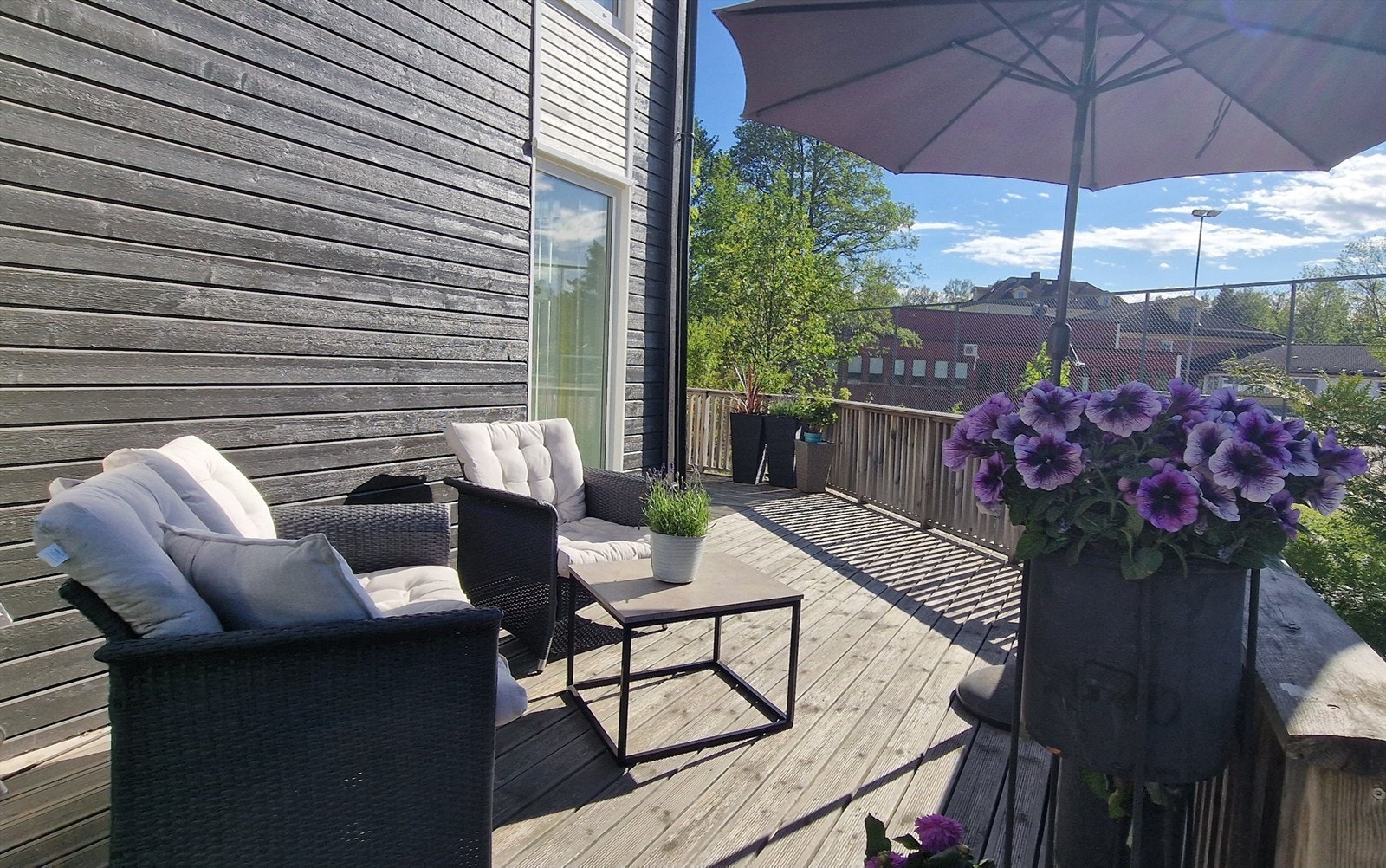 Terrassen strekker seg langs syd og vestsiden av boligen og har optimale solforhold. Galleribilde