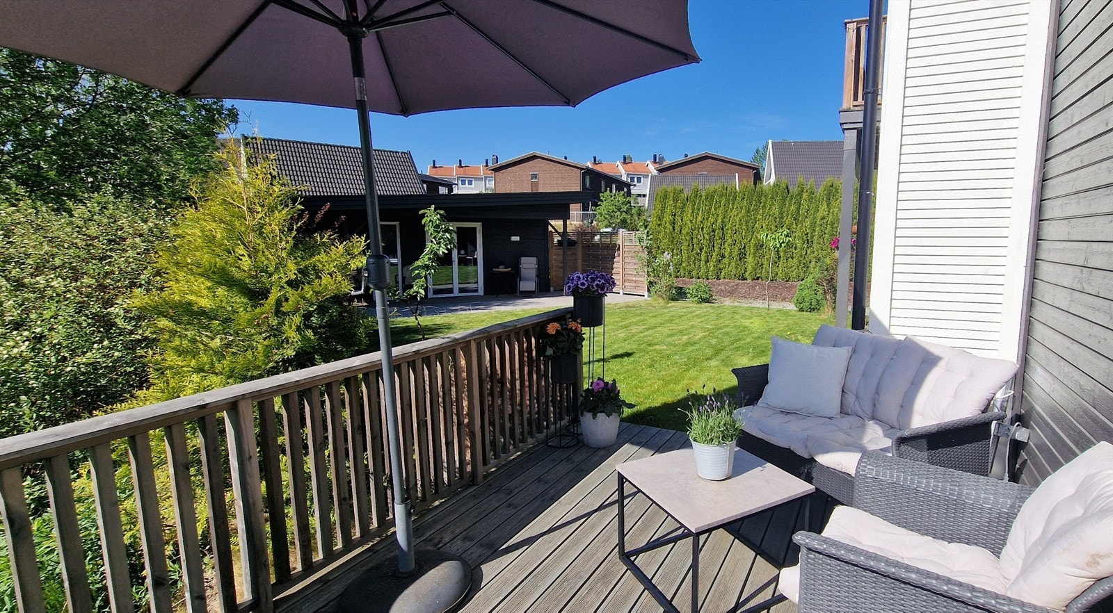 Her er det rikelig med plass til hyggelige måltider med familie og venner, samt lek og moro på den frodige gressplenen. Galleribilde