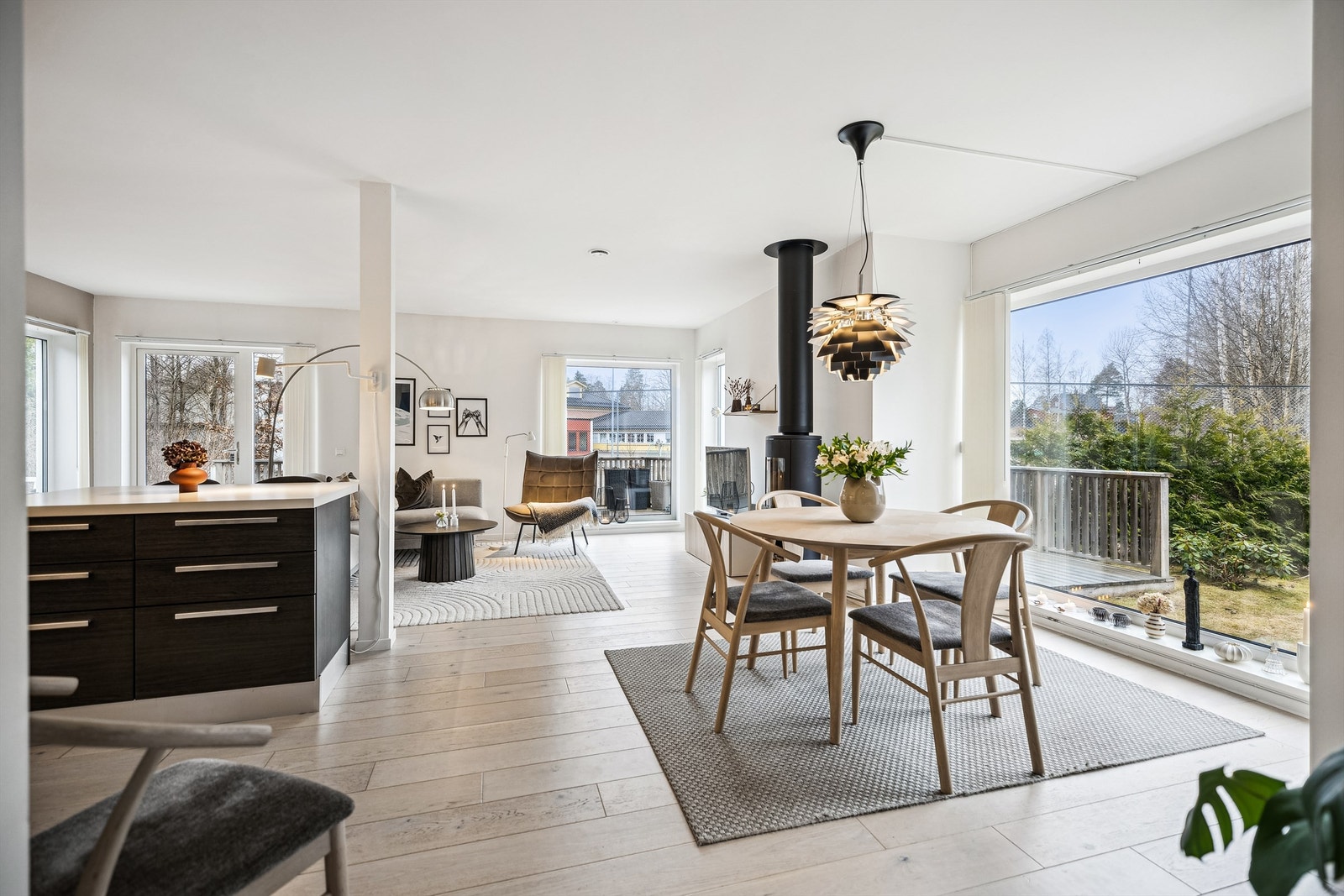 Med den åpne stue-/kjøkkenløsningen kan man samtale med gjestene mens man forbereder maten. Galleribilde