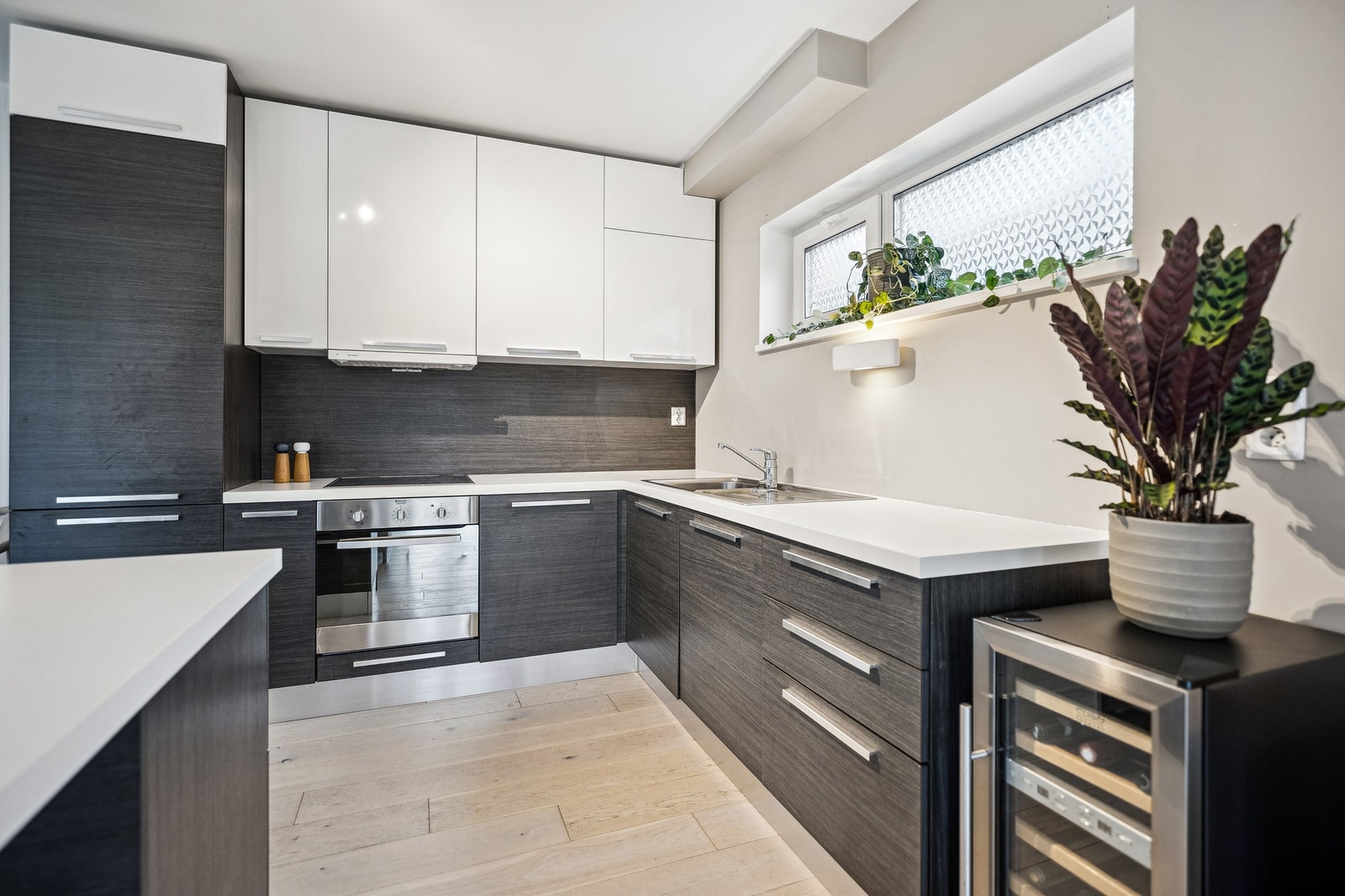 Det er rikelig med benkeplass, samt gode oppbevaringsmuligheter i over- og underskap. Galleribilde