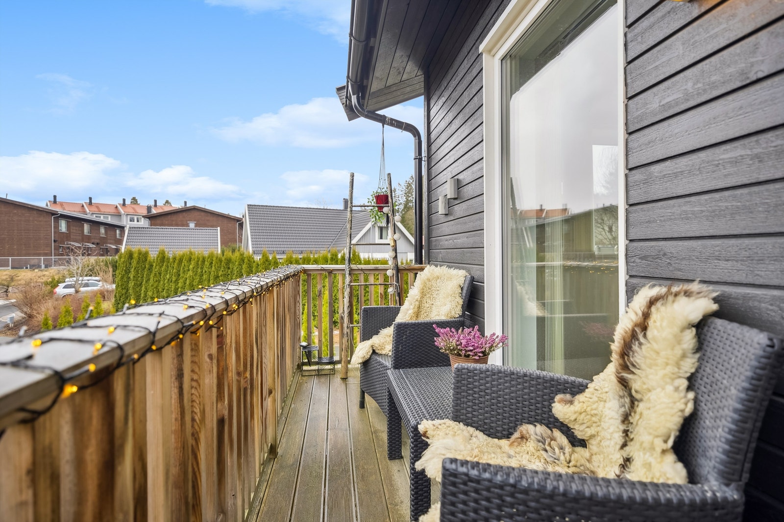 Det er utgang fra loftstuen til en hyggelig balkong. Galleribilde