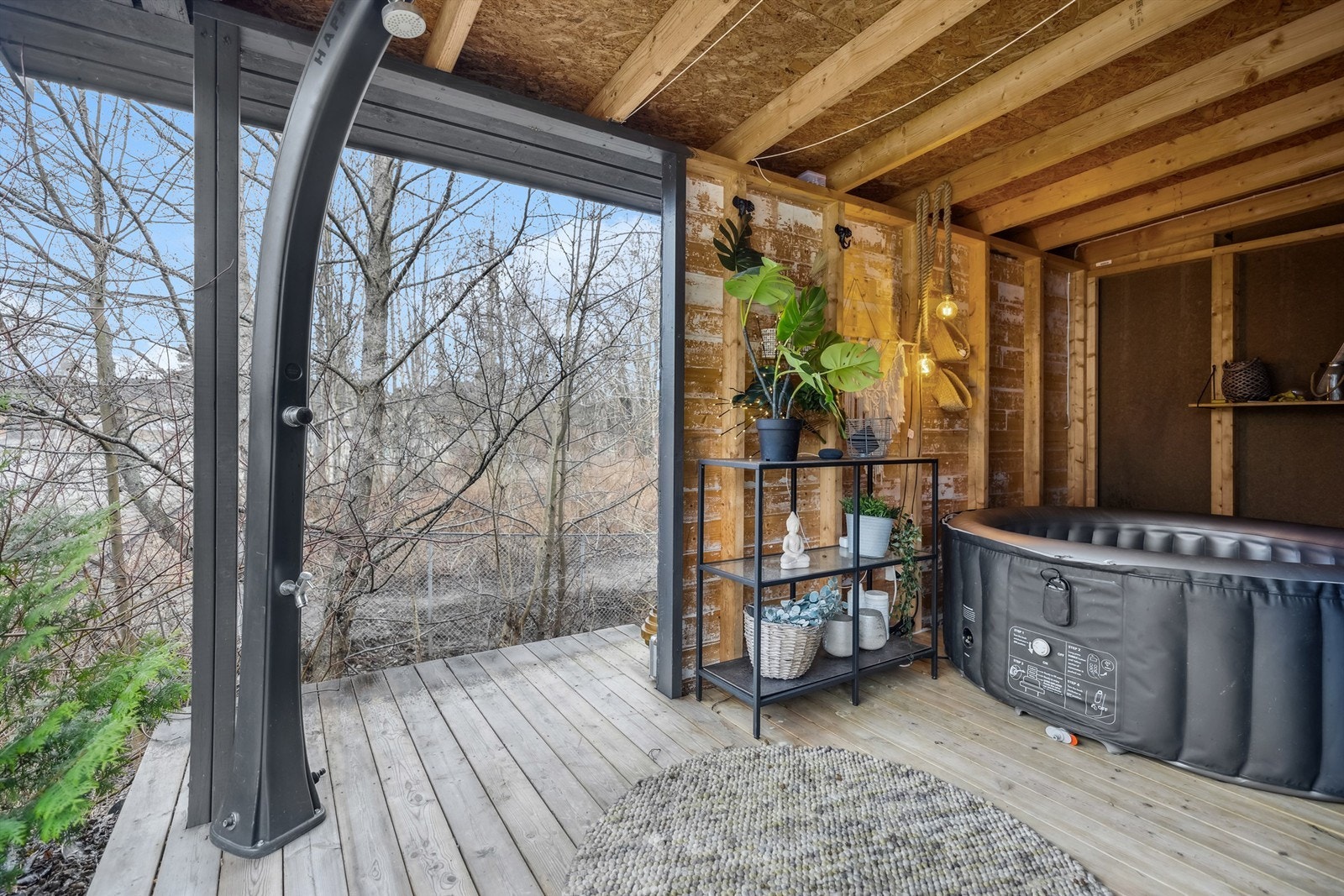 Annekset har en delvis overbygget terrasse. Her er alt lagt til rette for å tilbringe sommerhalvåret utendørs. Galleribilde