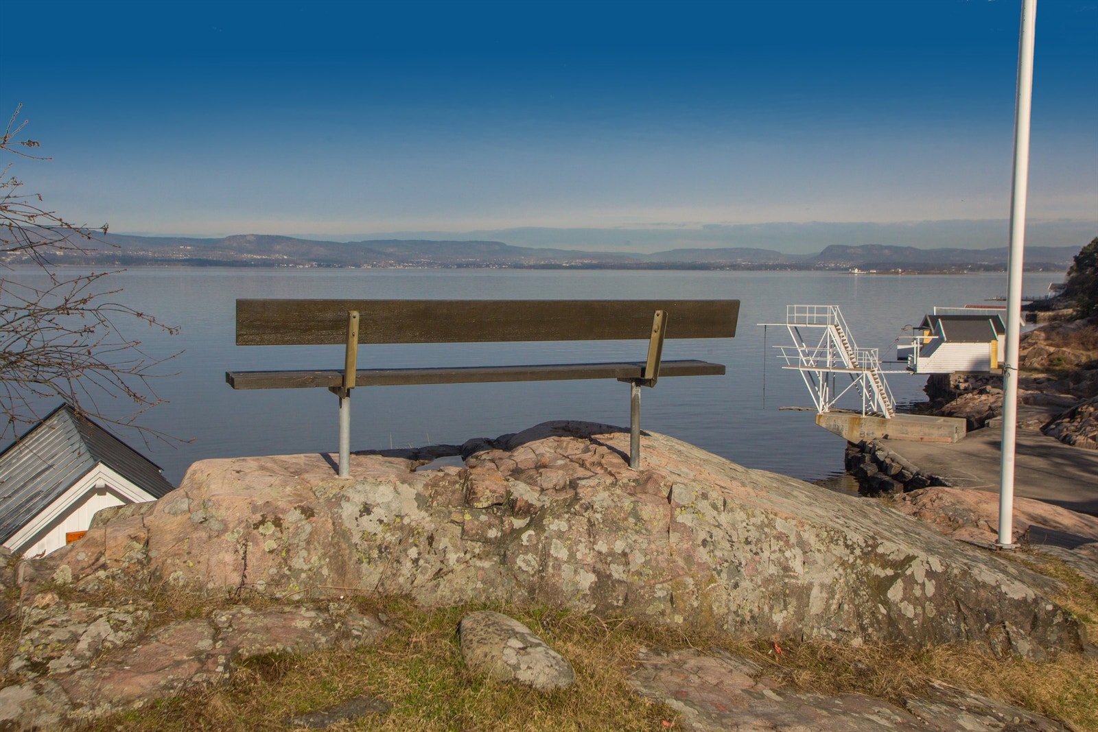 Paradisbukta - Fjellstrands flotte badestrand med tre-trinns stupetårn og en badeflåte med stupebrett som sine hovedattraksjoner. Galleribilde