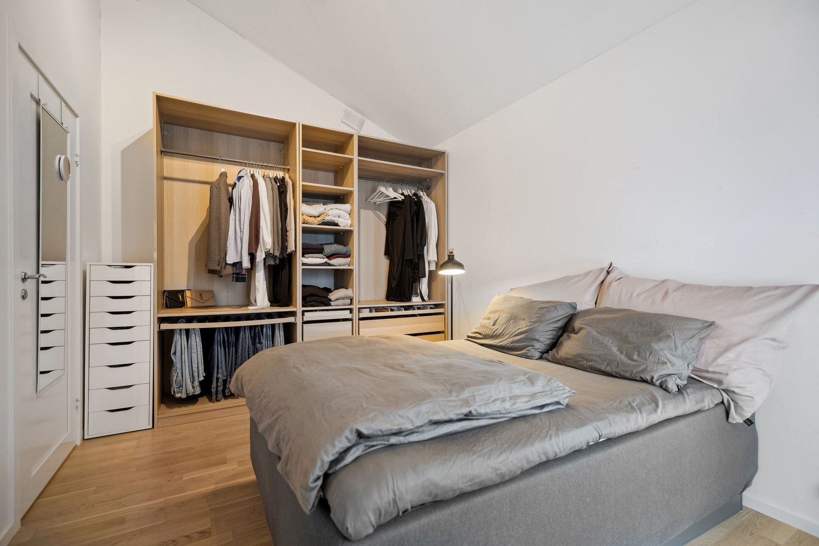 Hovedsoverommet er av god størrelse med plass til stor dobbeltseng, nattbord og garderobe. Galleribilde