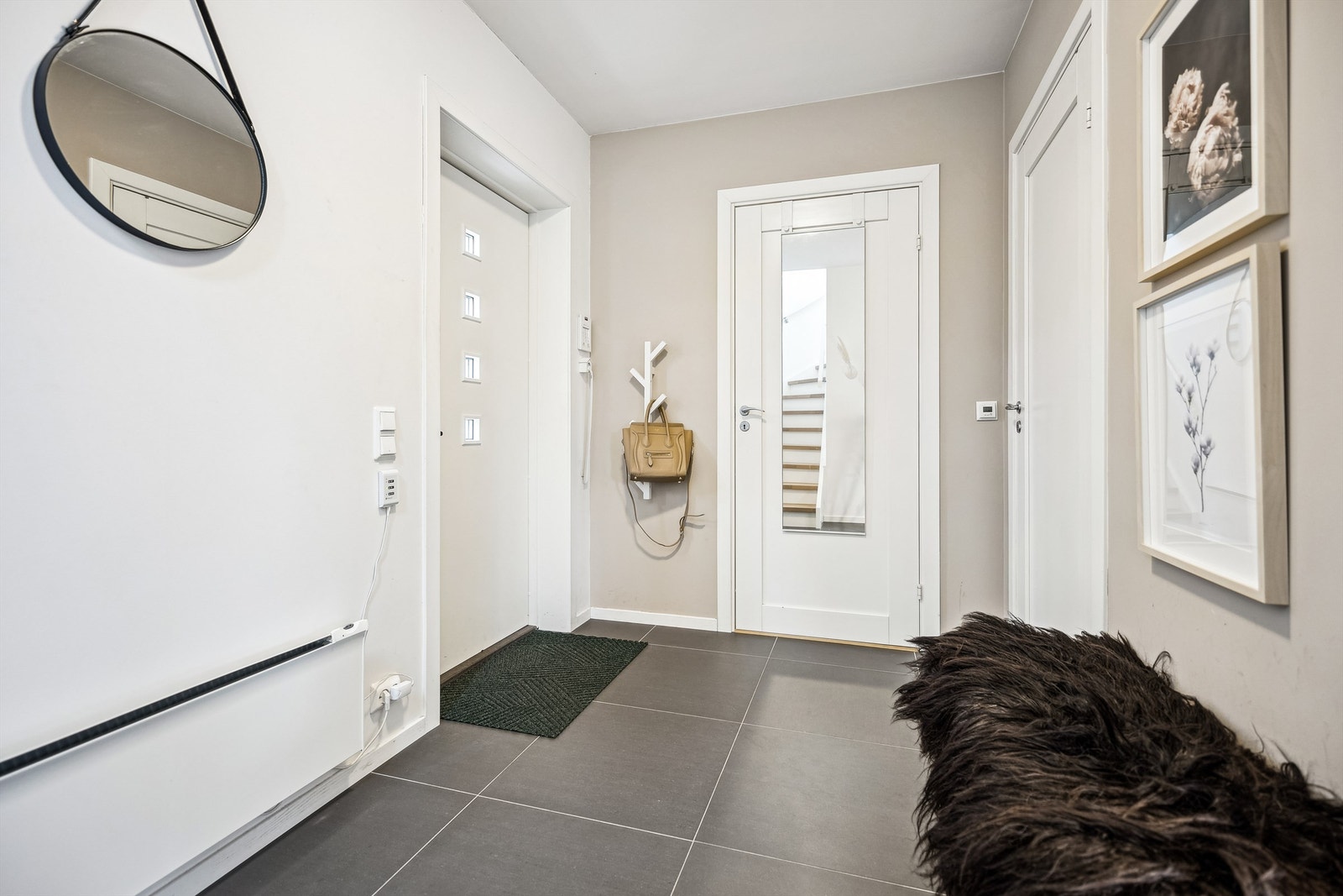 Innbydende entré som gir et godt førsteinntrykk av leiligheten. Galleribilde