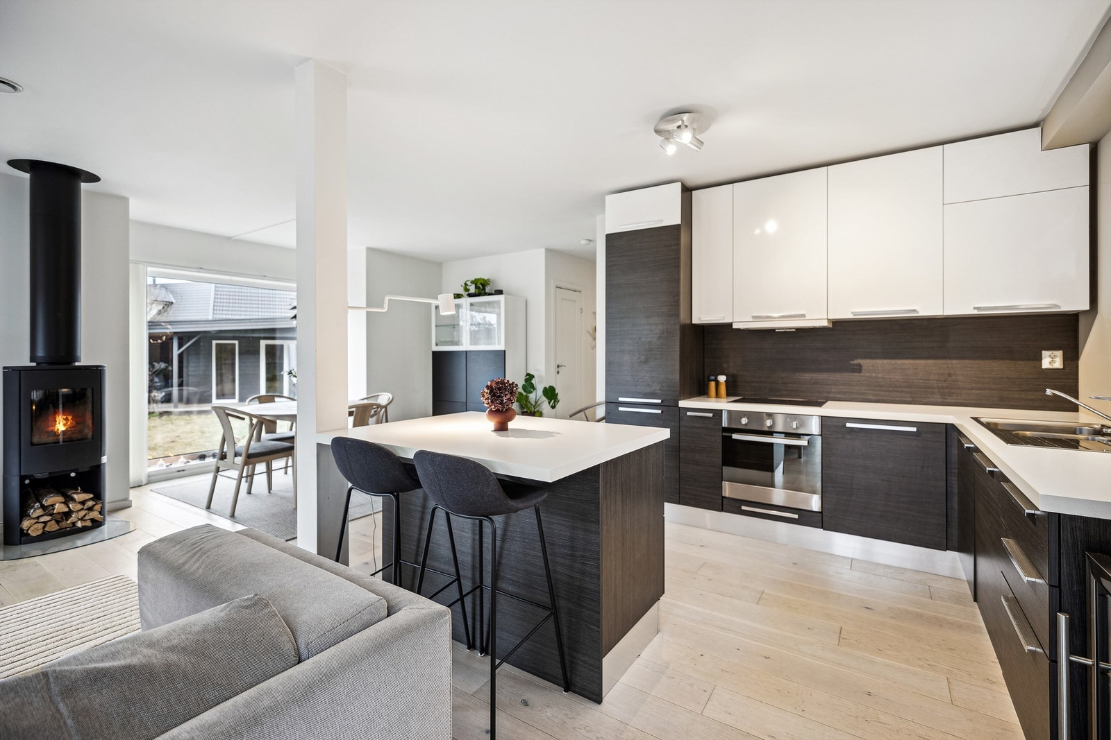 Lekkert, moderne kjøkken med integrerte hvitevarer som keramisk platetopp, stekeovn, kjøleskap m/fryser og oppvaskmaskin. Galleribilde