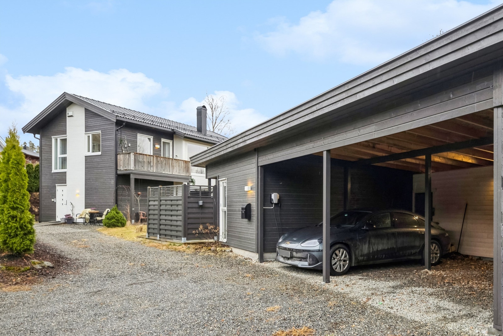 Her er det god plass til parkering i dobbel carport samt flere biloppstillingsplasser på eiendommen. Galleribilde