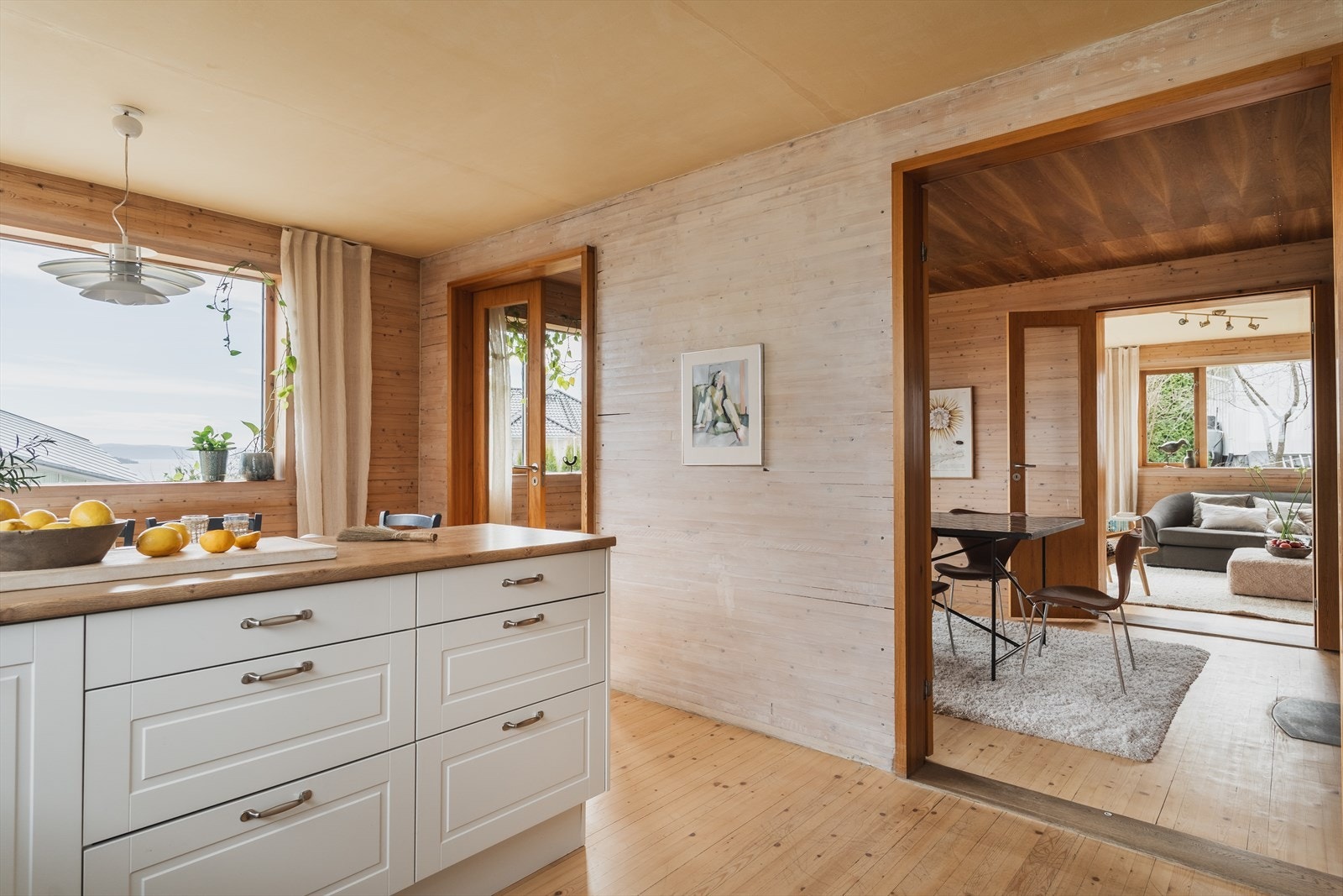 Separat og stort kjøkkenrom med plass til spisebord Galleribilde