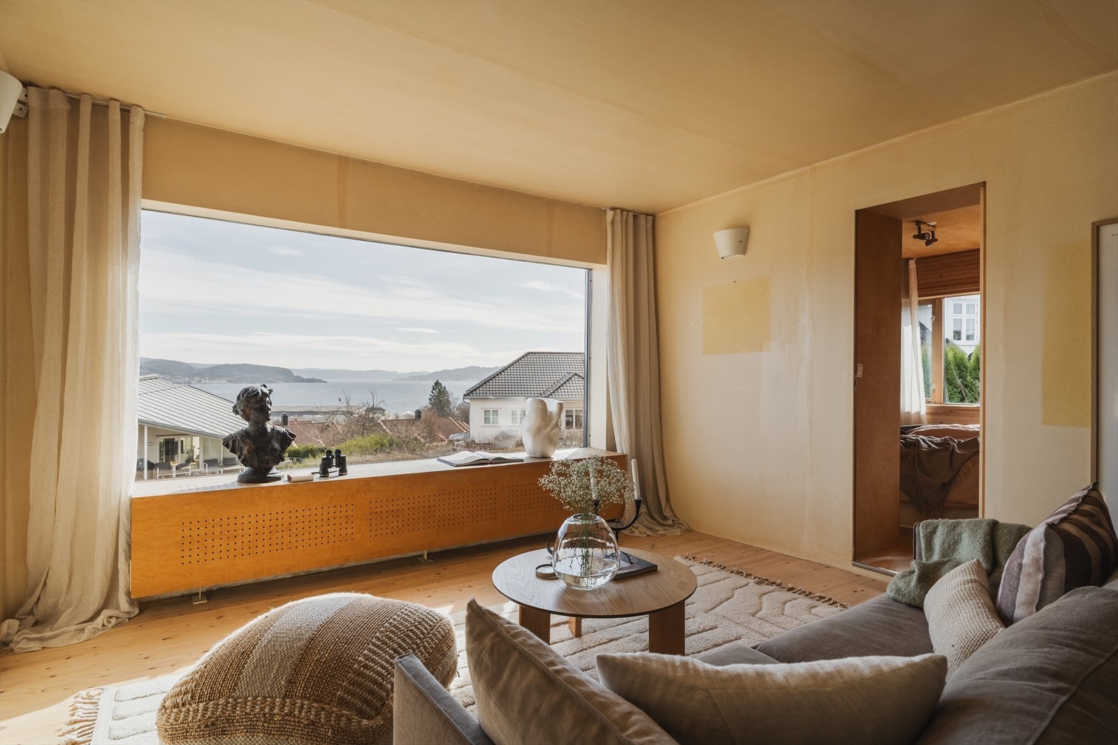 Fra 2. etasje kan du nyte nydelig fjordutsikt fra stuen og to av soverommene Galleribilde