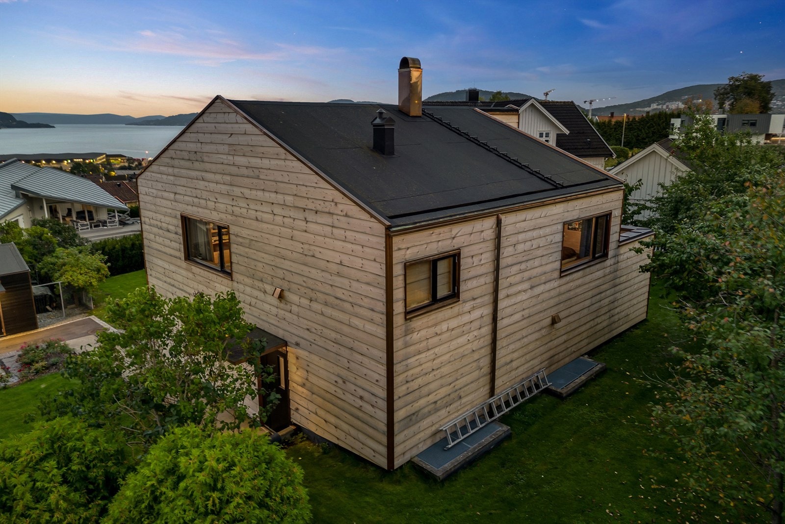 Pent opparbeidet hage som går rundt hele huset Galleribilde