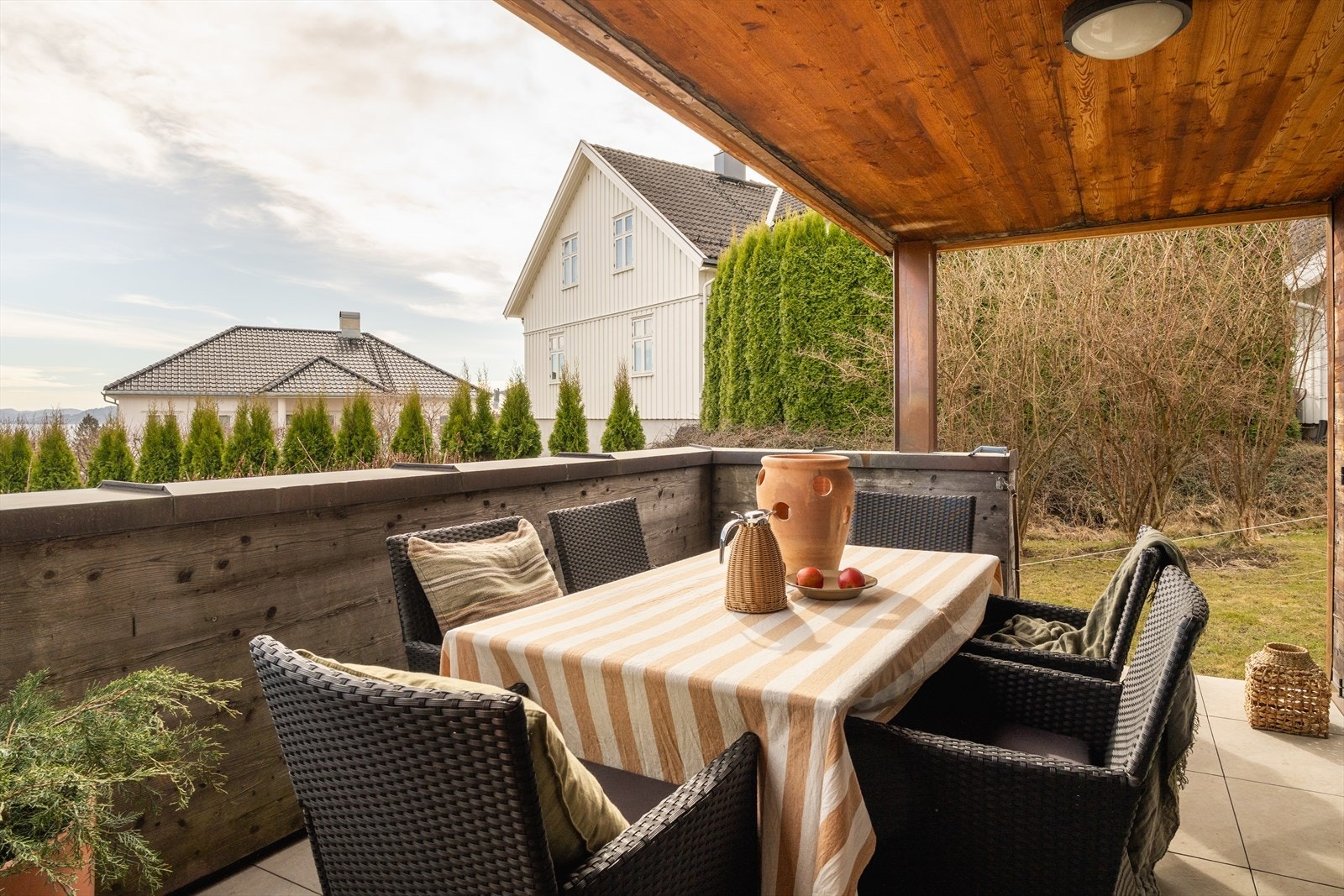 Fra terrassen er det praktisk adkomst direkte til hagen Galleribilde