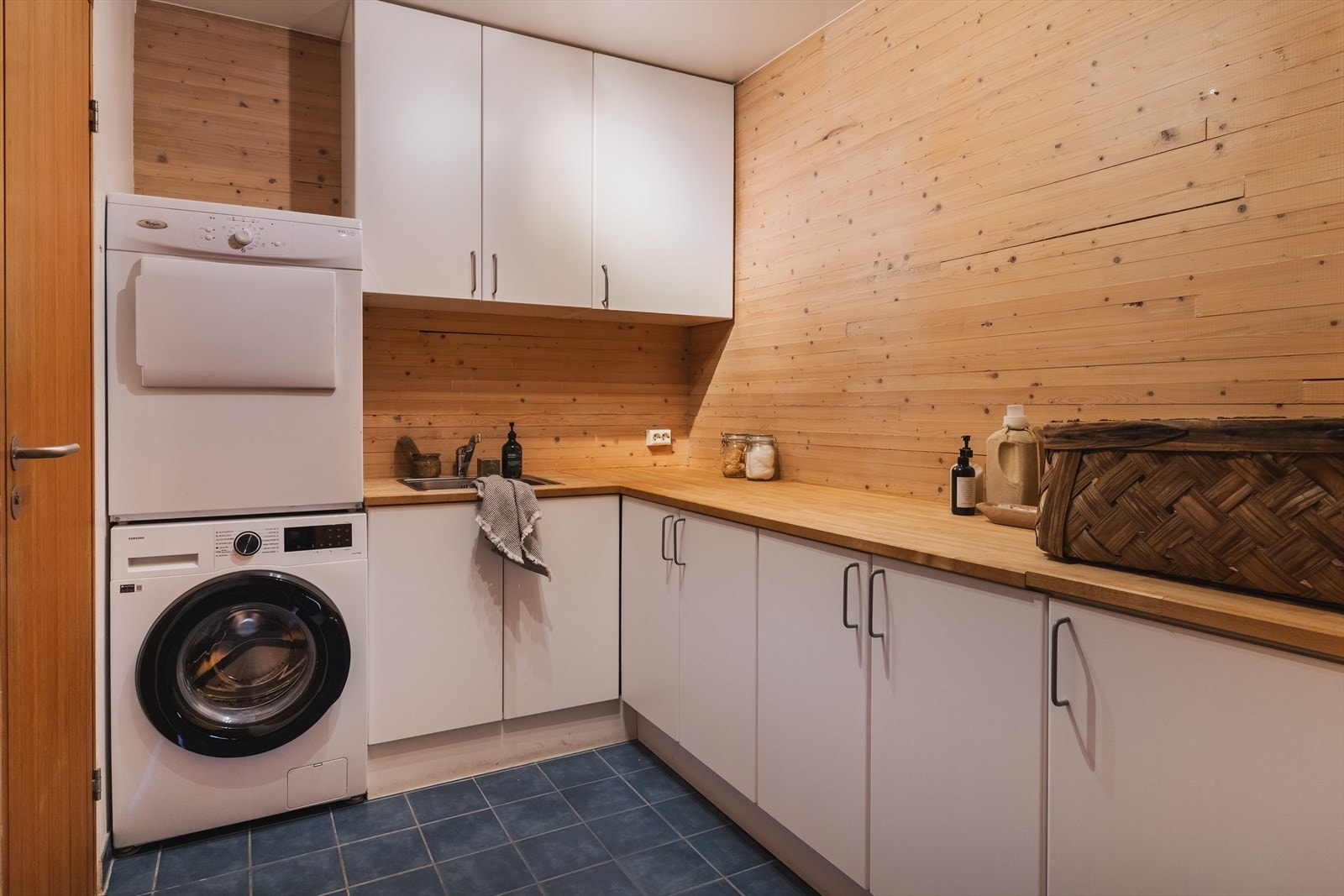 Praktisk vaskerom med vannbåren gulvvarme. Adkomst fra stuen i 2. etasje Galleribilde