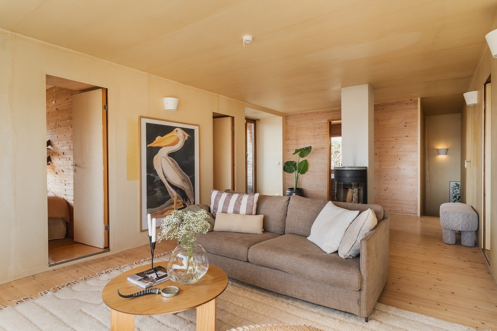 Stor stue i 2. etasje med peis og gode møbleringsmuligheter Galleribilde