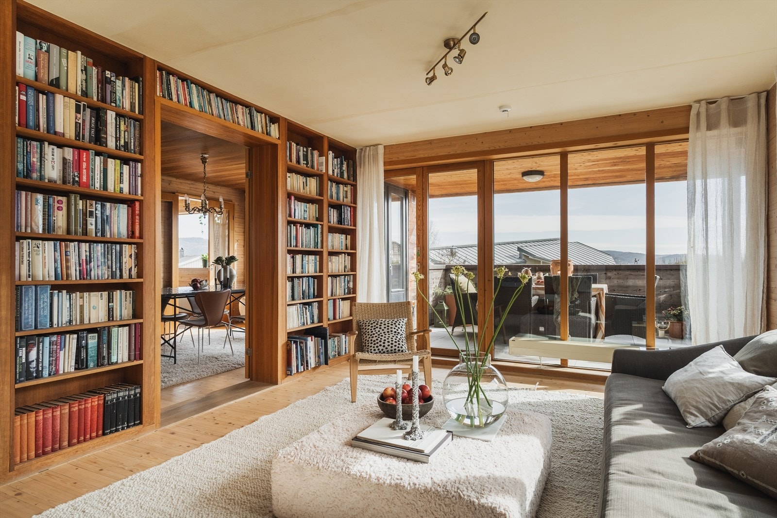 Fra stuen har du videre adkomst til spisestuen Galleribilde