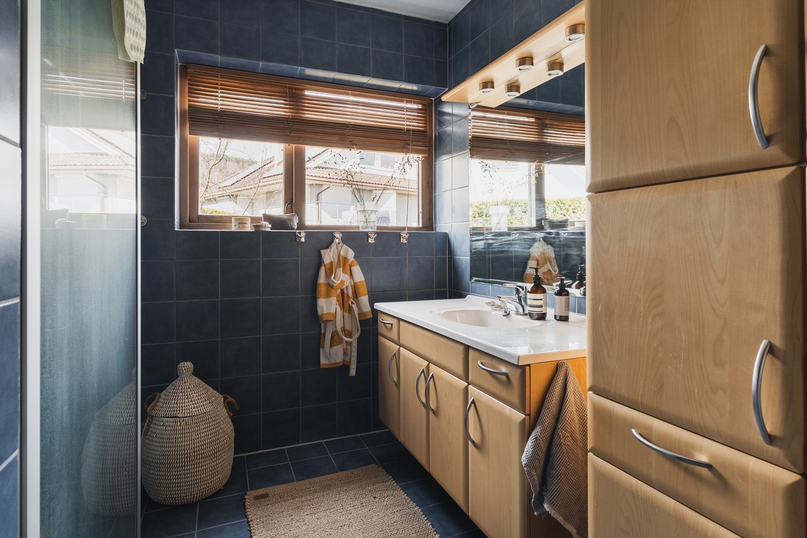 På innsiden av vaskerommet finner du et flislagt baderom med vannbåren gulvvarme Galleribilde