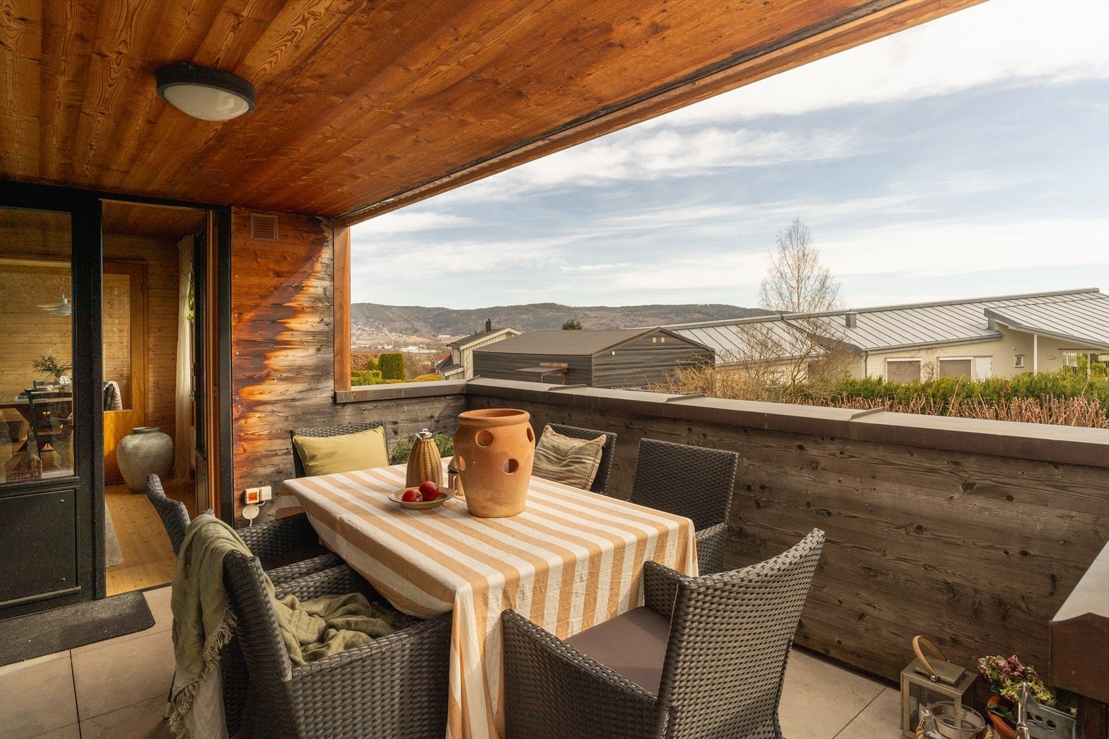 Fra stuen i 1. etasje har du utgang til solrik overbygget terrasse på 11 kvm Galleribilde