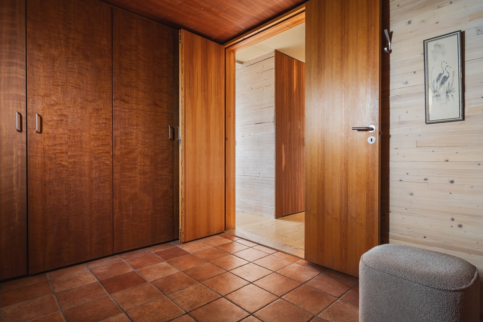 Flislagt entrè i 1. etasje varme i gulv og masse garderobeskap Galleribilde