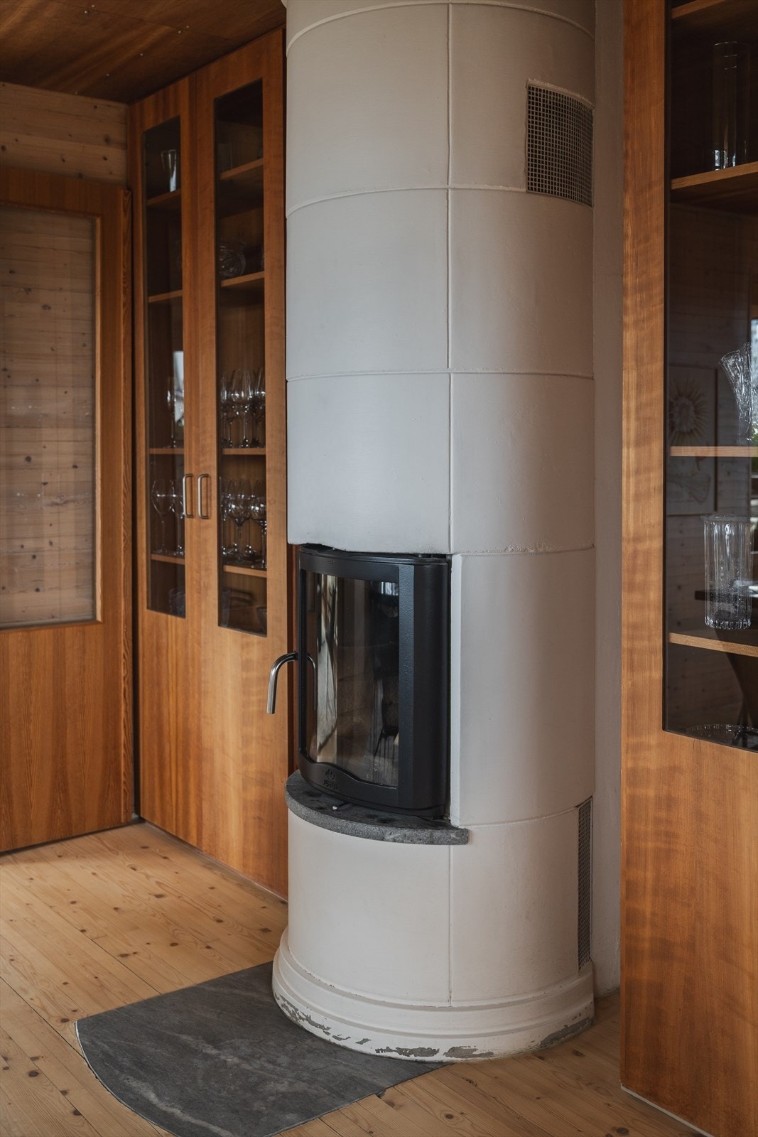 Kakkelovn i spisestuen som avgir masse kos og varme på kalde dager Galleribilde